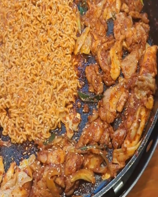 #협찬 유가네닭갈비 대연점에서 닭갈비로 저녁먹었어요😆

대연역 대연사거리 코 닿을 거리라서 오가기 좋아요 버스 정류장 앞인데 드디어 가봤습니다!

유가네닭갈비 2인분에 라면사리 추가했어요
매콤한 양념 간이 입맛에 딱 맞아서 밥없이 닭갈비 먼저 먹었어요 역시 철판에 볶으면 음식은 넘 맛있어져요💜!!
라면 사리는 꼭꼭 추가해야됨ㅋㅋ

알아서 다 볶아서 주시니 셀프바에 반찬퍼와서 먹기만 하면되서 좋아요 :)

날치알주먹밥도 시켰는데 양이 2인분은 되는거 같아요 엄청난 날치알과 밥 양에 놀라움🙊 여기에 볶음 공기 시키니 밥을 볶아서 주니 편하고 좋았어요

✅️ https://www.instagram.com/yoog_ane/

yoog_ane

#대연동맛집 #먹스타그램 #일상 #맛스타그램 #맞팔 #소통 #먹방 #데일리 #유가네닭갈비 #유가네 #유가네닭갈비대연점 #유가네대연점 #대연사거리맛집 #부산맛집
