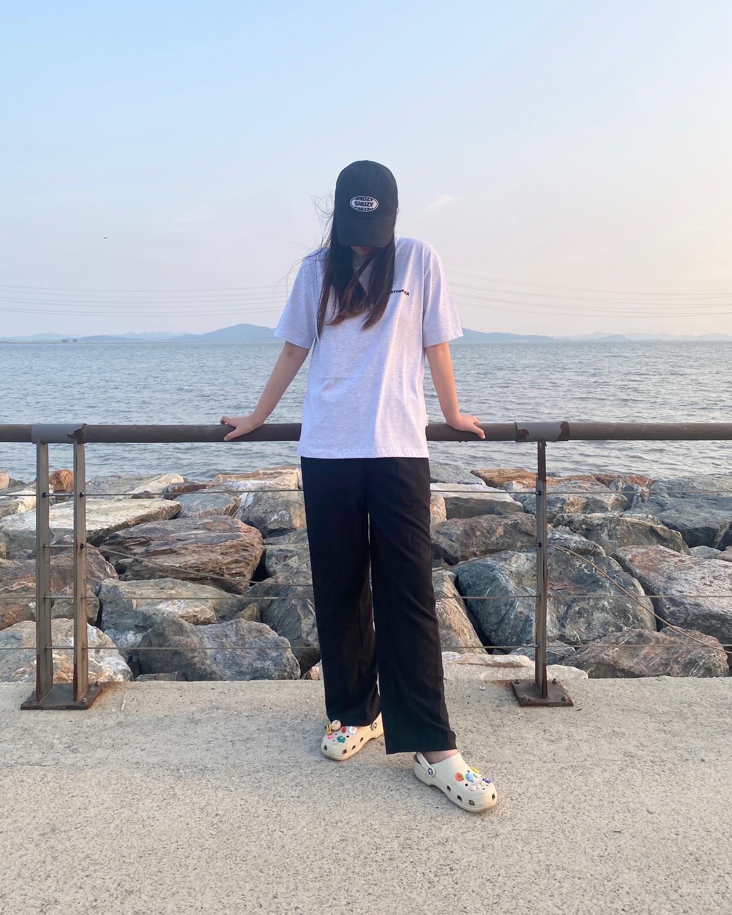 ⠀
#협찬
whathepuck_official
⠀
올해 만난 반소매 티셔츠 중
면 재질이 가장 좋게 느껴져요✌🏻
어깨 핏 때문에 단단한 반소매를
찾으시는 분들에겐 최고의 선택일 듯🌊
⠀
⠀
무엇보다 아이스하키 PUCK은
너무 귀엽지 않나요오🥺✨🫶🏻
⠀
#whathepuck #왓더퍽 #스트릿패션 #아이스하키 #반소매 #반소매추천 #예쁜반소매 #반팔 #두꺼운반팔