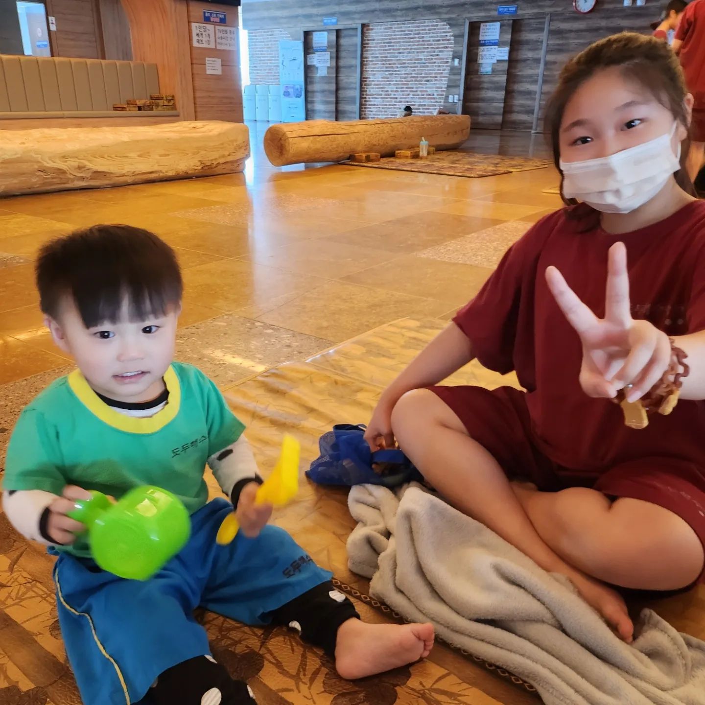 aranmami4039 

피드 몰아올리기 시~~~작! 
4월에 간 찜질방! 둘째 출산하고 처음으로 아이들 데리고 
찜질방에  도전!!! 첫 시작은 자신감이 뿜뿜 했지만
너~~~~무 활동적인 아들램이 덕분에  민폐만 
끼치고 죄송해요 100번하다 집에 온 날😂 
다음엔 꼭  성공하겠어! 

#피드몰아올리기🙊 
#찜질방도전기 #민폐만끼치고옴  #실패 
#아들맘 #딸스타그램 #남매 #장꾸력만렙