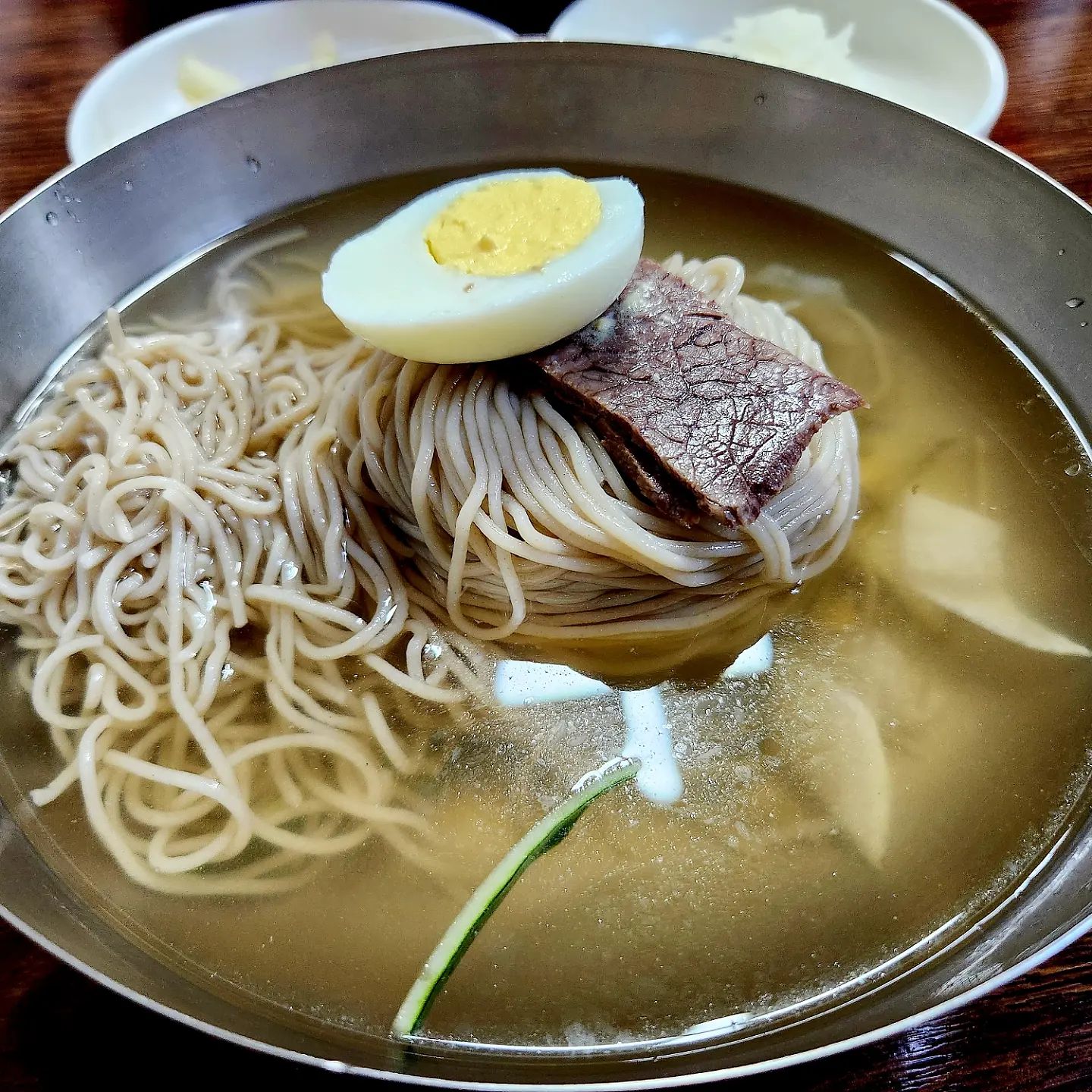 나를 미치게만드는 평양냉면🥣
하염없이 평냉앓이..🥰🥰 

!!!!!!!!1일3 평냉 하고싶어요!!!!!!!!! 

이케아가는길에 검색 후 찾아간 #광명정인면옥 🩷

여의도정인면옥 원조가 요기라는데 
그래서인지 더 진하고 슴슴매력가득!! 
헤헤 잘 먹었습니다💕💕

-

차돌수육 떨어져서 양지수육주셨는데 
차돌수육은 요기서 안먹어봤지만 
나한텐 양지가 더 맛있을 것 같은 느낌 ❤️‍🔥❤️‍🔥

#평양냉면 #평양냉면맛집