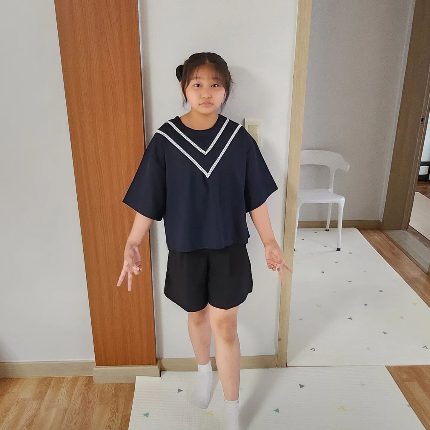 aranmami4039 

피드 몰아올리기 시~작! 
요즘 나의 취미^^ 애기들 옷 깔맞춤하기😂 
재밌다~~ 재밌어~~~ 
세상에서 제일 사랑하는데  사춘기 시작으로~~ 
세상에서 제일 미워한다고 믿는 우리딸^^ 
친하게 지내자 우리 🥰 

#사춘기언제끝나니 #초딩딸 #내꺼인듯내꺼아닌내꺼같은너 #그래도사랑해퉤퉤❤️ #f4f