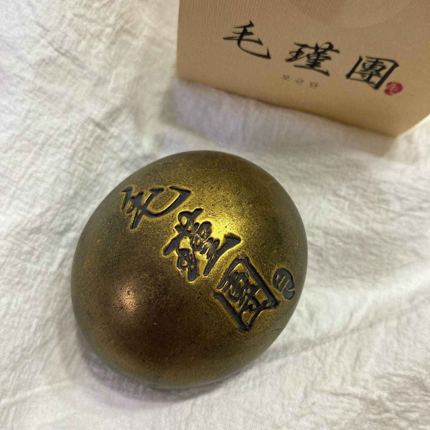 #협찬

모스토리 모근단(수분포함 120g, 건조 후100g)

모스토리 모근단은 홈쇼핑 최초
탈모증상완화 기능성 고체 샴푸로
식약처 인증을 받은 탈모완화 기능성 비누예요:)

동의보감에 수록된 약재 1,403종 중
탈모에 도움을 주는 엄선된 한방성분 15종을 황금 배합하여
모근진액 20,000ppm을 오롯이 담아냈다고 하는데요.

순도 99.9%의 24K 순금까지 함유되어
두피를 더 청정하게 관리할 수 있다고 해요.

모스토리 모근단을 더 효과적으로 사용하는 방법!

① 두피와 모발을 미온수로 충분히 적셔주기
② 모근단을 머리 빗 듯 문질러 거품 내기
③ 두피와 모발 구석구석 마사지 후 3분간 방치
④ 깨끗하게 헹구어 마무리

비누라서 사용감이 뻣뻣하고 사용 후, 두피와 모발이
건조할거라는 예상과는 달리
풍부한 거품력으로 두피는 말끔하게 세정되고
머릿결은 부드럽게 마무리 되어
마치 수분 샴푸를 사용한 것 같았는데요.

탈모 관련 제품은 성분이 독하다는 이야기도 있지만

모스토리 모근단은 유수분 밸런스를 위해
피부와 가장 유사하게 26가지 화학성분 무첨가에
두피와 친한 미산성으로 모발과 두피를
안전하게 케어할 수 있어요.

5일 정도 사용한 결과
당장의 드라마틱한 효과는 없지만
확실히 사용 후, 두피에 열을 줄여주고
여름철 두피 간지러움이 줄어든 것은 물론
드라이 후 뿌리 볼륨이 잘살아 만족하며 사용하고 있어요♥

#탈모비누 #모스토리 #모근단 #모스토리모근단 #홈쇼핑비누 #홈쇼핑최초탈모비누 #탈모샴푸바 #샴푸바 #탈모비누추천 #식약처인증비누 #모근강화 #탈모샴푸 #고체샴푸 #기능성비누 #비누후기 #탈모비누후기 #관리하는여자 #haircare #cosmetics #beauty #kbeauty #뷰티스타그램