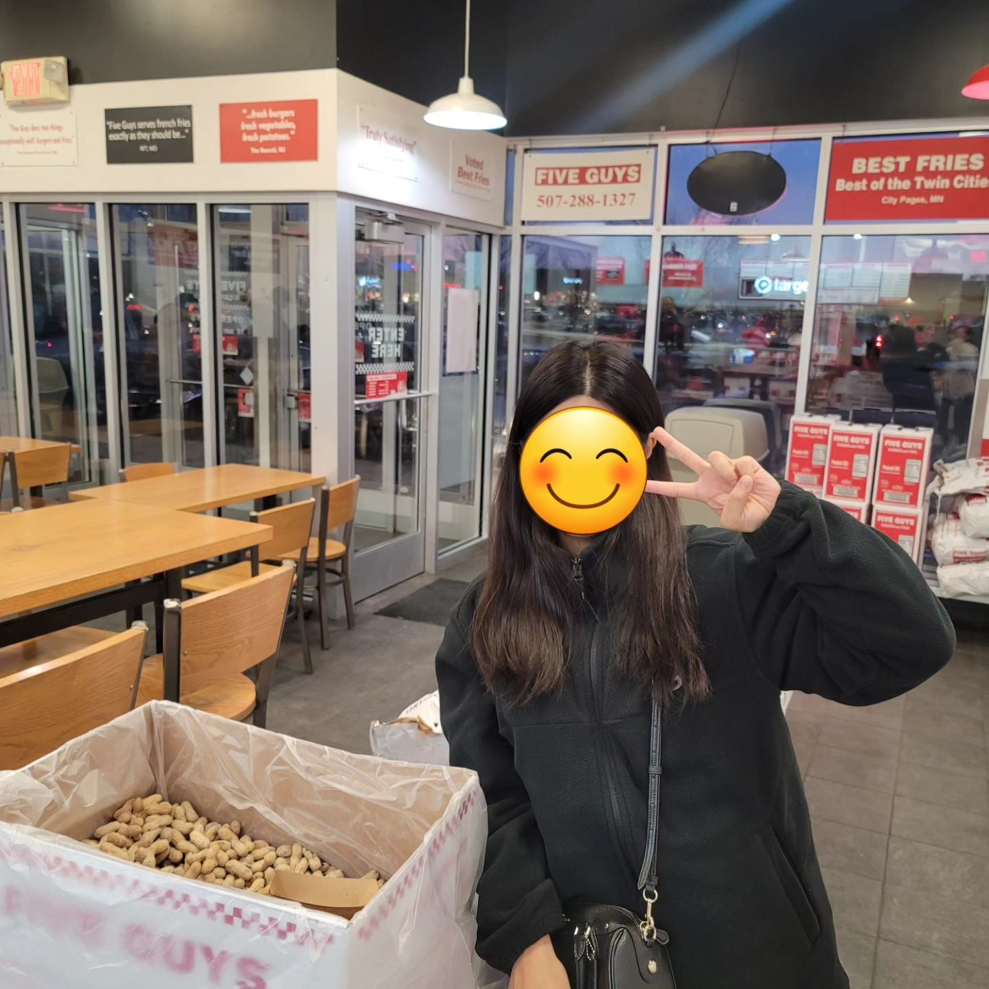 #파이브가이즈
한국에 파이브가이즈가 오픈한 기념으로🤭
작년 겨울 미국에 놀러 갔을 때 파이브가이즈에 방문했던 후기를 써볼까 해요>.<

일단 매장에 방문 하면 저렇게 땅콩이 쌓여 있어요‼️
파이브가이즈는 땅콩 기름을 쓰기 때문에 남는 땅콩을 저렇게 손님들이 마음껏 먹으라고 내놓더라구요.

저는 밀크쉐이크랑 제일 기본인 치즈버거를 먹었어요.
(예전에 파리에서 아무것도 모르고 큰 버거를 시켰다가 친구랑 경악했던 기억이 있어서 이번엔 작은 사이즈로..😳)
밀크쉐이크는 정말 정말 찐~~~~하고 부드럽고 달달하고 넘 맛있었구요,
치즈버거는 정말 딱 기본적인❓️ 기본에 충실한⁉️ 맛이었어요. 맛있었어요❤️
저는 사실 파이브가이즈에서 제일 좋아 하는게 바로바로 감자튀김이예요❤️❤️❤️ 진짜 쫀맛이구 저기 보이는게 다가 아니라 감자튀김을 엄청 많이 줘요👍
감자튀김만 집어 먹어도 배가 부를 정도🤭🤭🤭

한국에 오픈한 파이브가이즈도 미국이랑 비슷할까요⁉️
너무 궁금하지만 지금은 사람이 너무 많아서 인기가 좀 식으면 가봐야겠어요😆