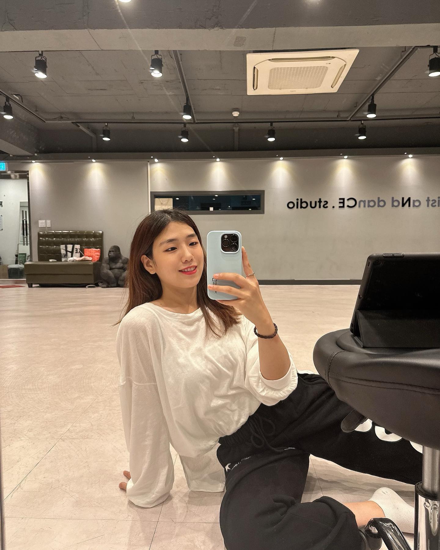 이전 머리로 찍은 마지막 사진 :D
저 머리 또 바꿨어요,,🤍 맘에 드는 파격 변신😆