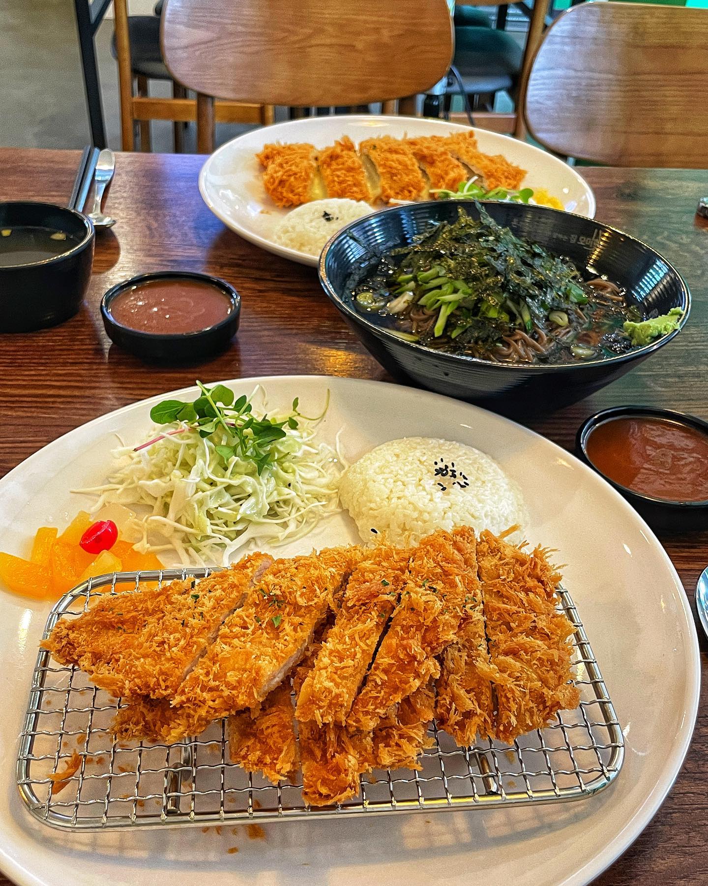 #내돈내산 여름엔 시원한게 땡기쥬〰️
뭐니뭐니해도 냉모밀이 제격이자나요
그래서 지나가는 길에 #모미락 들러서
돈까스랑 냉모밀 먹고 왔지요오오 💗💗

등심을 주문과 동시에 바로 튀겨서
겉이 아주 바삭바삭하구 맛나답니당 ㅎㅎ
치즈돈까스엔 치즈가 아쥬우 한가득〰️
쭉쭉 늘어나는 맛에 반하고 왔어용 😊
냉모밀도 완전 시원하구 양도 혜자로움‼️

📍모미락
- 수제 빠삭돈까스 10.0
- 수제 치즈돈까스 11.0
- 냉모밀 8.5

#모미락 #모미락해시태그이벤트 #모미락돈까스 #돈까스맛집 #응암돈까스 #응암역돈까스 #신사동돈까스 #신사동맛집 #먹팔 #먹팔해요 #먹방 #먹방스타그램 #먹스타맞팔 #먹부림 #먹스타그램🐷 #먹팔맞팔 #먹팔환영 #먹소통 #먹소통환영 #먹소통해요 #먹스타 #먹스타소통