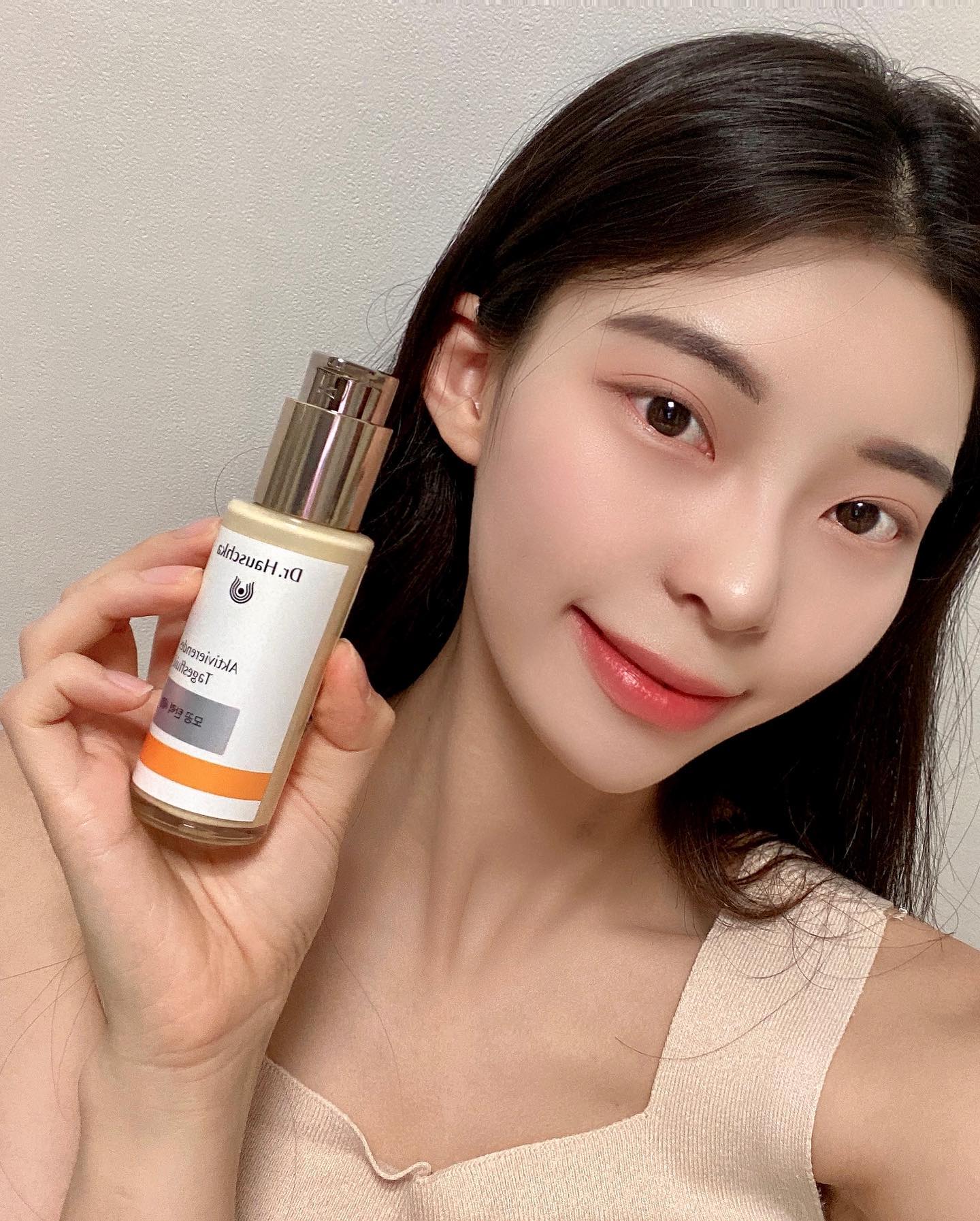 #협찬 

독일에서 유명한 닥터하우쉬카🇩🇪
drhauschka.kr 

유기농&자연주의브랜드 닥터 하우쉬카는 모공 탄력케어에 강력한 유기농 식물성 추출물이 함유 🌱

💚자연 유래 100% 유기농 화장품이고 독일 유기농 농장에서 직접 기른 유기농 원료 95% 이상 함유한 유기농 세럼이예요

12가지 식물에서 찾아낸 강력한 모공 탄력 성분이 피지조절은 물론 피부 탄력 강화에 도움을 줘요🤔

🌱키드니베치, 위치하젤(모공수렴), 호호바오일(피지조절), 레시틴(탄력강화)🌱

모공크기 최대94% 감소 포함 ‘10가지 모공 임상’으로 효과를 입증한 모공 세럼이예요🤍

피부 탄력 110%, 탄성 109% 개선 임상으로 입증된 타이트닝, 탄력 효과 입증까지👍🏻

날이 갈수록 피부도 관리를 꾸준히 해줘야하는거 알죠? 🫢

점점 늘어지고 쳐지는 모공 탄력에 닥터하우쉬카 ‘모공 탄력 세럼’ 추천해요🩵

10년차 뷰티 전문가 ’소살‘ 이 직접 독일에서 직구해서 쓰고 정착하고 한국피부과학연구소장 안언니가 인정한 '모공 탄력 세럼' 닥터하우쉬카 🫶🏻 

유명한건 알았는데 직접 써보니까 쫀쫀하고 촉촉하고 전혀 끈적임없이 피부에 광도 나고 부드럽게 흡수되서 부담없이 바를 수 있어요!💚

물광피부 바로 가능☺️

#닥터하우쉬카 #클린뷰티 #모공탄력세럼 #모공세럼 #탄력세럼 #모공화장품 #모공관리 #모공줄이는법 #세럼추천 #건성세럼 #스킨케어 #독일화장품 #유기농화장품 #피부관리