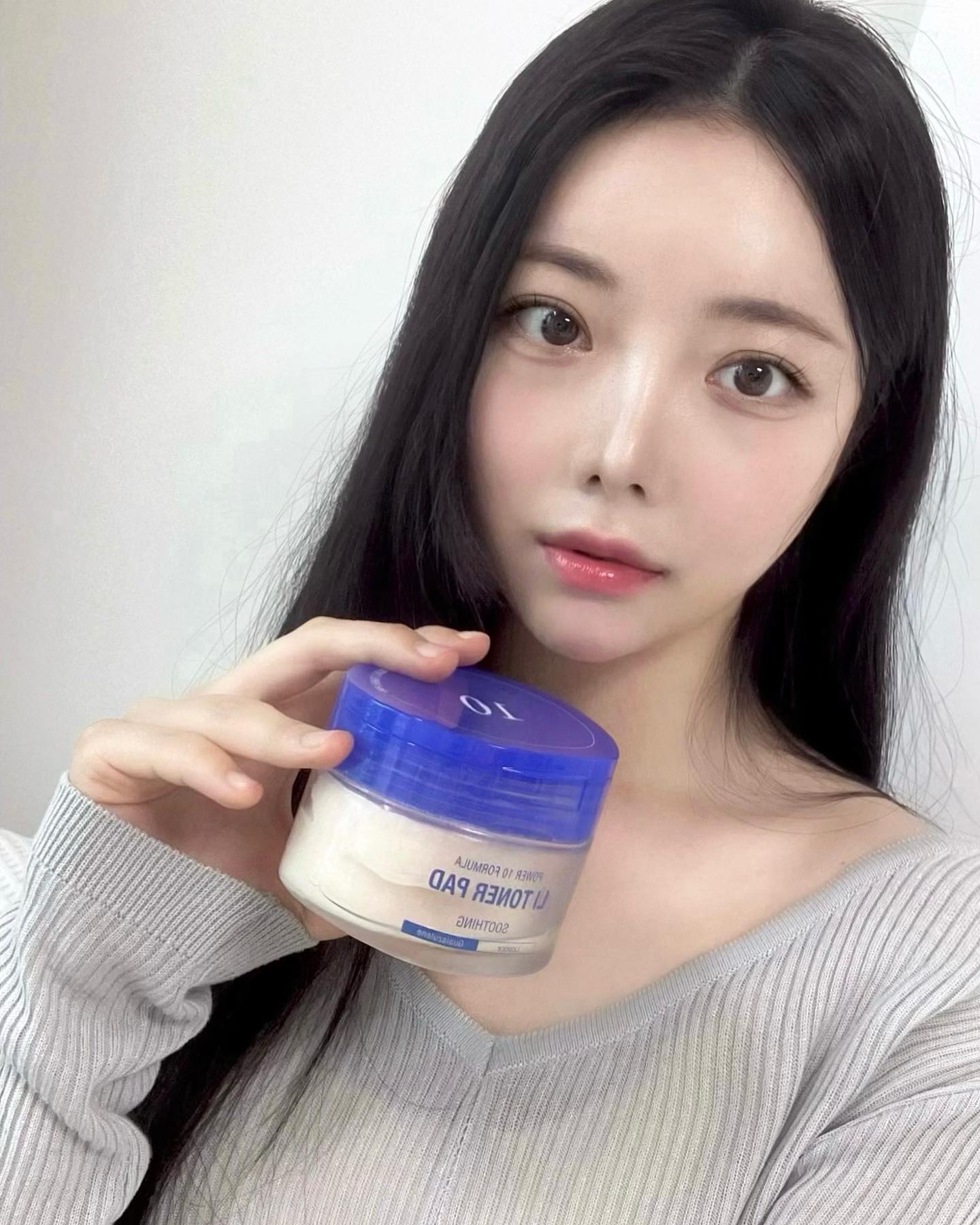 #협찬 #잇츠스킨
유투버 민스코님이 개발 자문으로 참여하신 일명 #민스코패드
실제로도 런칭 16분만에 매진되서 #매진패드 라고 불리죠 ❤︎

민감성이라 시중에 있는 토너패드를 사용하면
자극이 있는 느낌이 들어
원래 가지고 있던 제품도 사용을 안하게 되었는데,

요 제품은 ’페이스 타올 원단‘ 이라는 차별화된 원단을 사용해
닦아낼 때 확실히 자극이 느껴지지 않았고,
오히려 순하게 느껴져서 매일매일 손이 가더라구요. 

감초산 필링콤플렉스를 함유해 패드 한 장으로도
묵은 각질, 피지까지 깔끔하게 케어해주니
사용 후 피부결 개선에 큰 효과를 느꼈어요 ! 

그리고 메이크업이 아무리 잘되도
피부가 매끄럽지 못하면 깔끔해보이지 않는데,
요 제품을 두 번 정도 피부에 흡수시켜준 뒤 화장을 하면
항상 피부표현이 예쁘게 마무리 되었어요*_*

진정이 필요한 분들은 요철이 있는 부위에 패드를 늘려
잠시 올려놓으면 진정효과에 좋아요 :) 

지금 #올리브영 에서도 핫한 제품인데
할인 프로모션을 진행한다고 해요 ! 
온/오프라인에서 모두 구매 가능하니 사용해보길 추천합니다아👍

#감초줄렌매진패드 #매진패드 #민스코패드 #감초줄렌토너패드 #올리브영패드 #올영토너패드 #올리브영토너패드 #올리브영패드추천 #잇츠스킨매진패드 #잇츠스킨토너패드