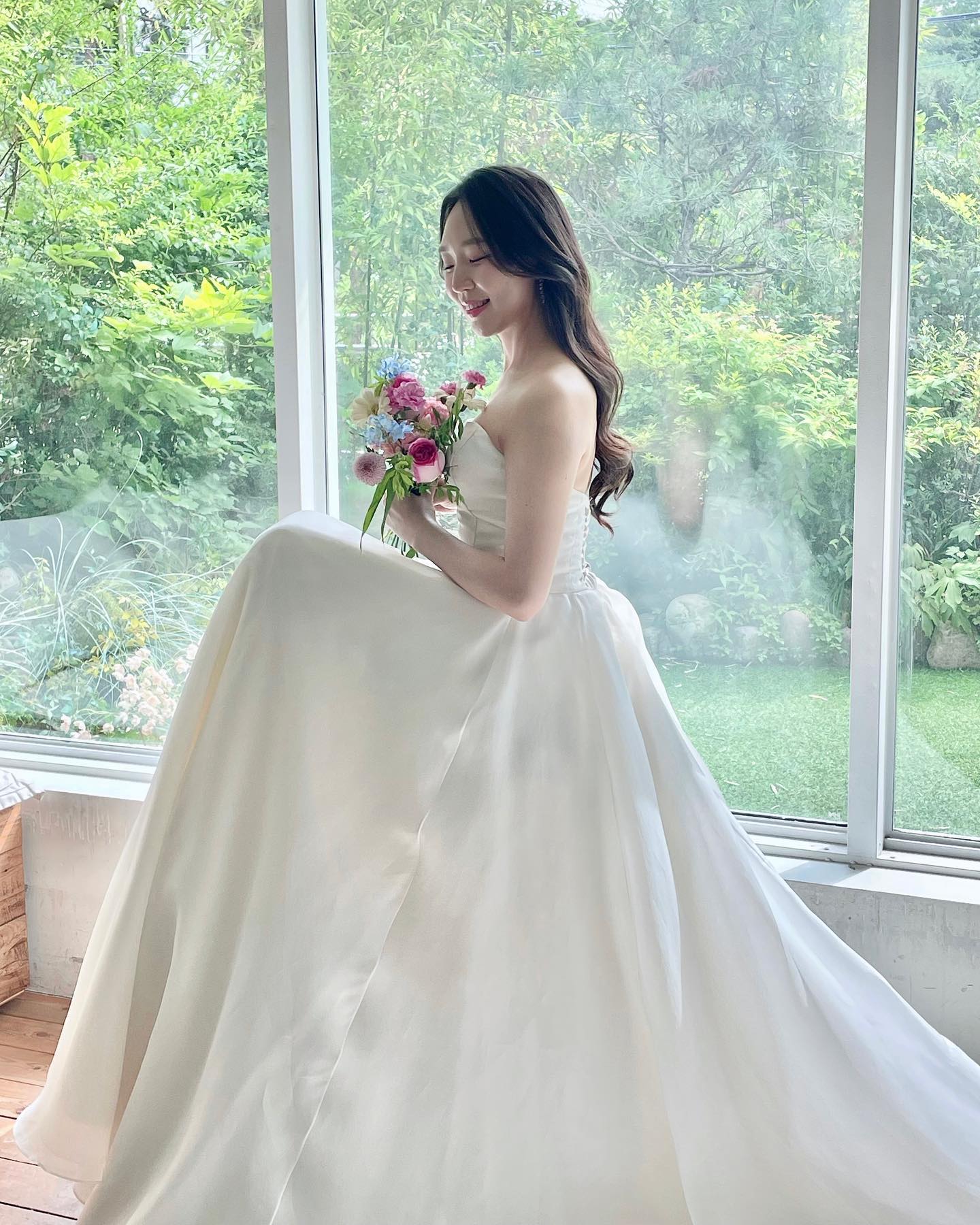 나의 첫번째 촬영용 생화부케💐
어쩌다보니 생화부케를 세개나 준비해버리게 되었다ㄷㄷ
요건 꽃다발로 받아서 직접 핸드타이 묶어서 완성ㅎㅎ
#부케#촬영부케#생화부케#바이서정#다이렉트결혼준비

👉🏻 다이렉트결혼준비 카페로 계약시 혜택 팍팍!
👉🏻 포인트활동으로 무료스드메 가능!
👉🏻 카페 가입시 추천인 로지선데이 입력하면 30,000포인트 증정
direct.wedding