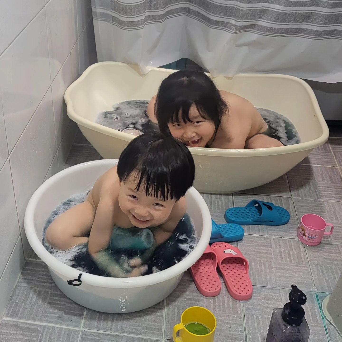 색소넣고 물놀이중 ㅎㅎㅎ
분명 노랑  빨강 파랑 초록 색색이 줬는데  어느순간 똥물이 되었네ㅎㅎ

#육아중 #주말일상 #7살 #4살 #남매맘 #물놀이중 #집콕