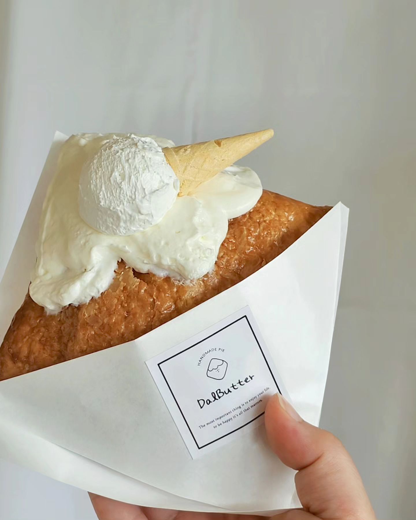 신상 맛집스멜 못 참지😎 조천 북촌에 있는 크림 가득한 페스츄리 파이 맛집 달버터❤️
.
📍#달버터
제주 제주시 조천읍 북촌11길 27 달버터
🏠1팀씩 입장가능
🚗 주변 주차장 없음/갓길 혹은 항에 주차

✔️다양한 종류의 페스츄리 파이가 있어요.
✔️음료도 판매하고 있어요
✔️다양한 굿즈도 판매하고 있어요

🥐우유크림파이
진한 우유 맛과 바삭한 페스츄리입니다. 손바닥만한 크기로 사이즈가 꽤 커요! 속안에는 크림이 아주 가득한 페스츄리 파이에요❤️
