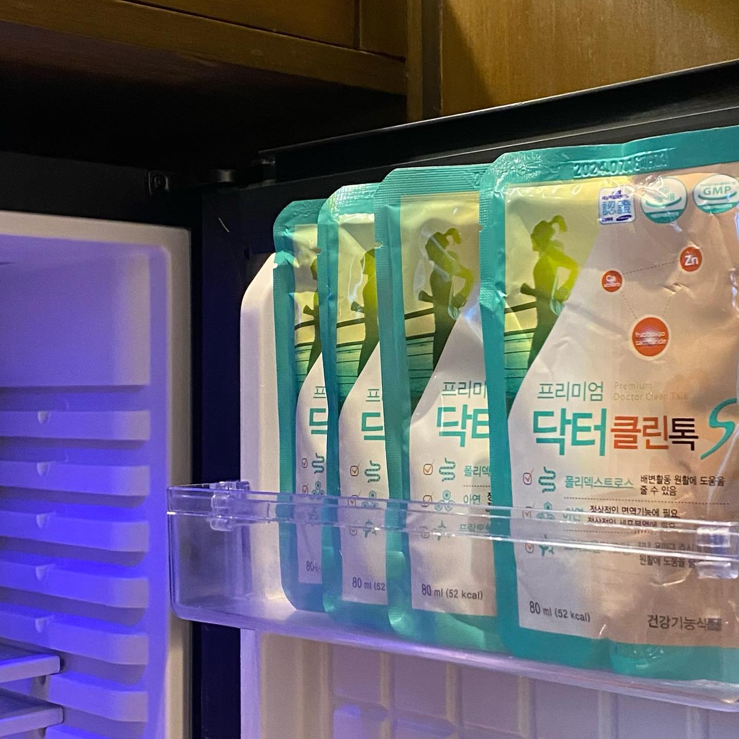 [ 뚱보균OUT 닥터클린톡 공구ING ]
호텔 체크인 하면 냉장고에 클린톡부터 잡아넣기 필수💚
뚱보균OUT/변비탈출/붓기개선/체질개선/피부미용
하루 1~2포로 ALL CARE 가능한 클린톡 오픈했어요!
한번 먹으면 왜먹는지 바로 알기 딱좋은 공구템이라
미친가격이라 자부하는 공구가로 꼭 구매하셔요❤️
다이어트의 시작은 해독! 장케어부터 시작하세효
.
같은 양을 먹어도 쟤는 안찌는데 나만찐다 느끼는 분들
실제로 비만을 일으키는 뚱보균이 쟤보다 많을 수 있어요
닥터클린톡이 날씬균(장내 유익균)을 증식시켜줌으로써
뚱보균(유해균)을 억제해주는 역할을 해주어서
나도 쟤 처럼 잘 안찌는 체질로 개선 시켜줘요
아메리카노 1잔도 안되는 가격으로 체질개선 해보자구용
.
#닥터클린톡 
#닥터클린톡공구
#세부