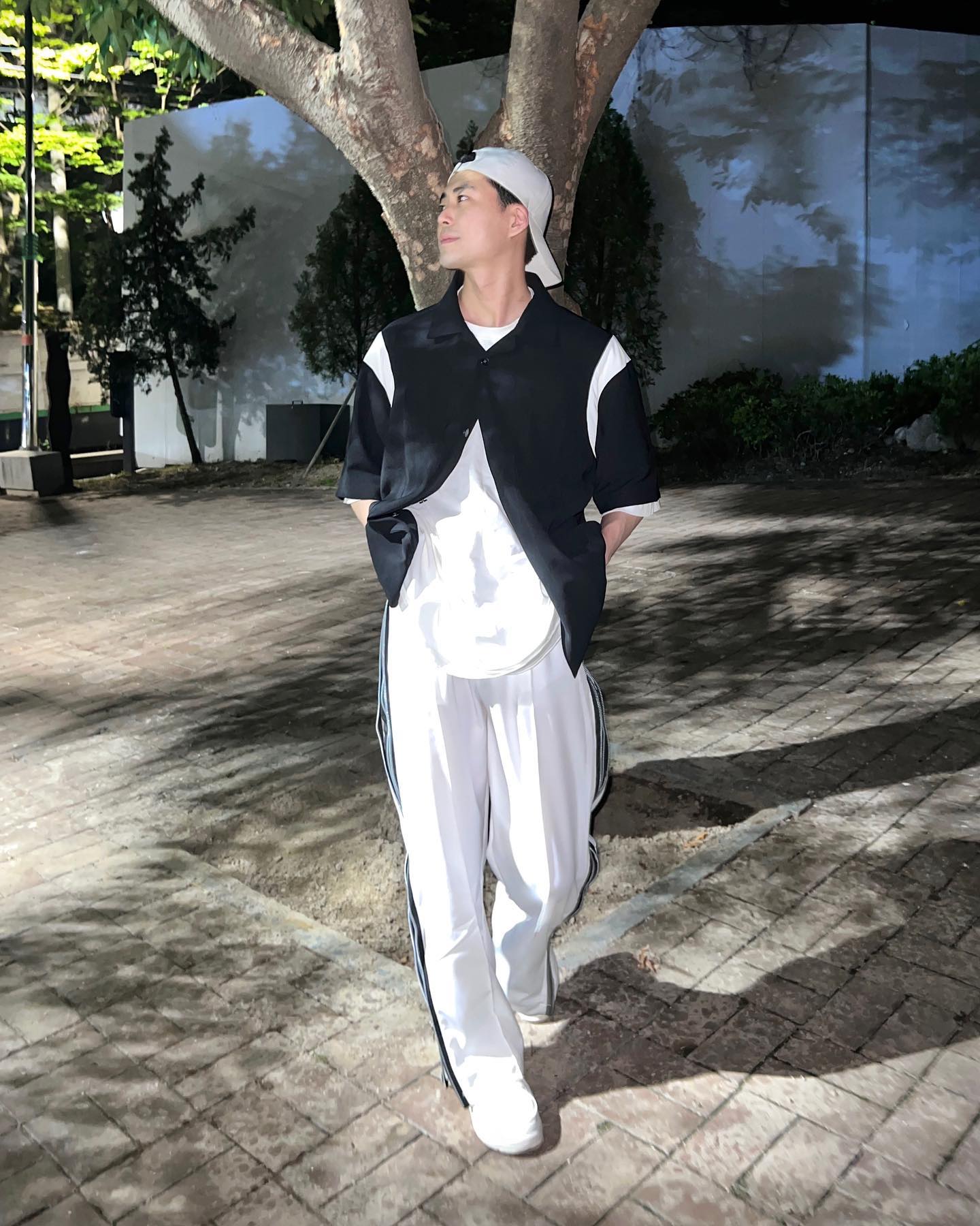 il_corso lfmall_official stylemate_official
[일꼬르소]바시티 웨이브 오픈카라 반팔셔츠 바람 부는날에 휘이익🧚‍♀️
휘뚜류,, 지금 날씨에 걸치기 너무 저하
.
.
#협찬 #LF #LF몰 #나의패션취향 #나의패션클럽 #스타일메이트 #일꼬르소