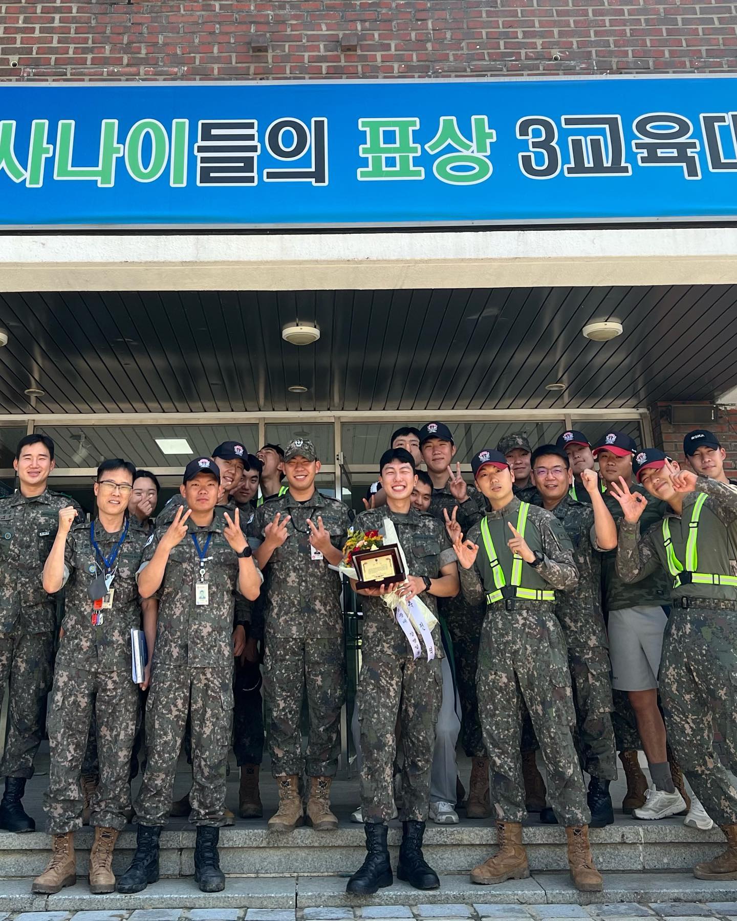 2021.06.28~2023.06.27
논산 훈련소에 훈련병으로 들어와 조교에 이어 하사까지 2년이란 긴 시간이 지나 전역을 하게 되었습니다.

모두가 대충 하라는 군생활을 누구보다 의미있게 보내고싶어 조교라는 직책에 지원해 18개월의 생활을 통해 뜻을 이루고 이에 그치지 않고 많은 이들의 지지에 힘입어 이를 값고자 하사에 임관해 많은 도움을 주기 위해 노력하여 뜻을 이뤘습니다.

정말 자랑스러운 직책에 임해 너무나도 많은 좋은 사람들과 함께했고 매일이 즐겁고 행복한 군생활을 했습니다.

부족한 저를 믿어주고 따라준 간부님 기간병들에게 너무 감사했고 덕분에 많이 성장했습니다.

전역을 했지만 만난 인연을 소중히 여겨 꼭 연이 끊기지 않았으면 좋겠습니다.

항상 훈련소 모든 분들을 응원하겠습니다.

이상 민간인으로 돌아가 제 뜻을 이루고자 치열하게 살겠습니다. 앞으로의 행보를 기대하고 응원해주십쇼!

정말 가족같은 3교육대 간부님들 그리고 기간병들 제2의 집인 10중대 모든 인원들에게 감사의 표를 전합니다. 
신세 많이졌습니다.

정말 감사했습니다❤️