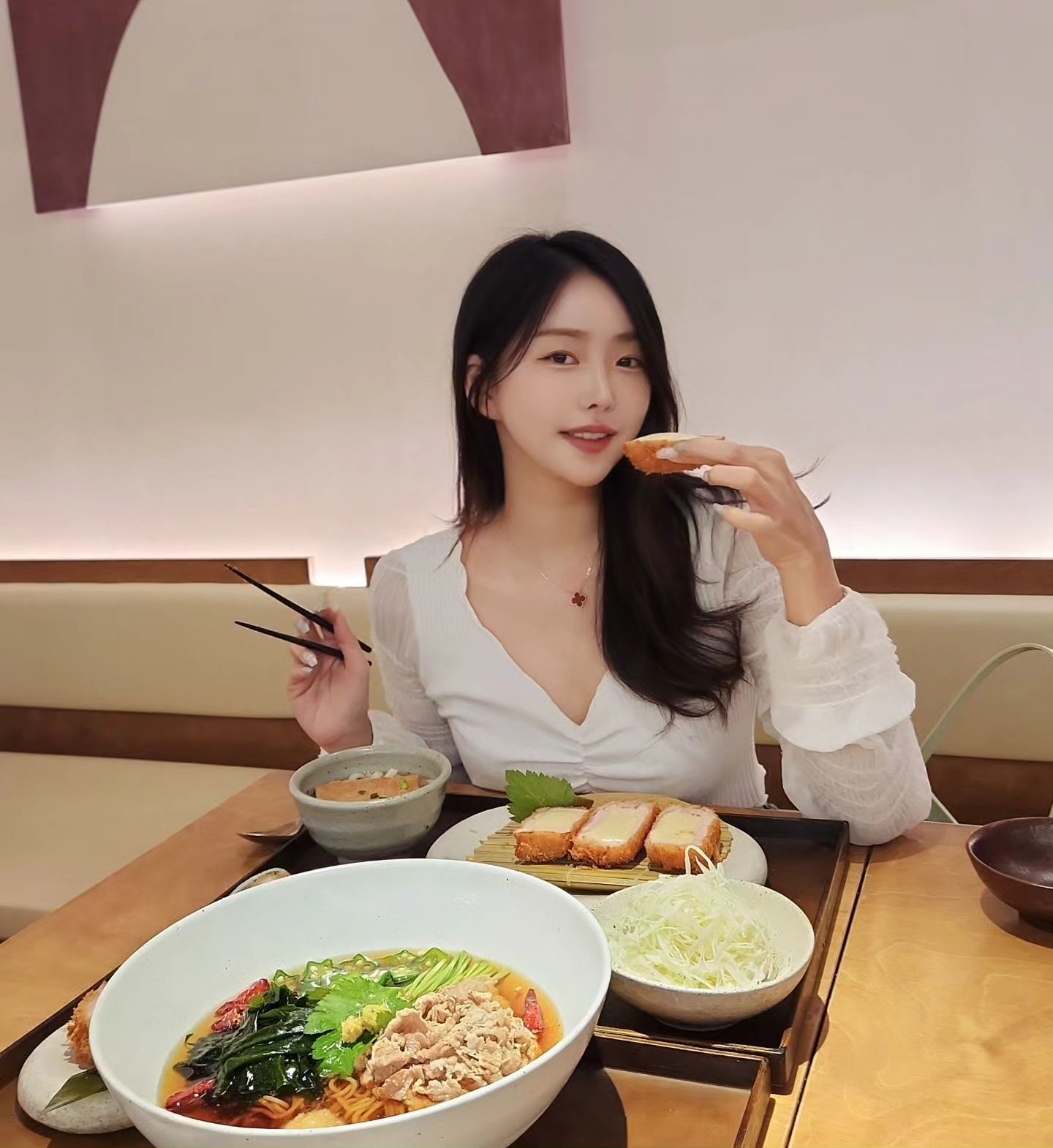 -
#광고 #강남데이또🩷
쪼수랑 맛있는거 먹으면서 힐링🥰

우선 들어가자마자 인테리어 깔끔해서 좋았고
분위기가 돈가스집이아닌 카페같았어용

맛도 맛있구 양도 푸짐해서 배터져죽는줄😵

돈가스 좋아하는사람 추천🍤

🎈저희는 카츠반상이랑 소바반상 먹었어용

#강남역돈가스맛집 #카츠8강남역점 #카츠8 #강남역맛집 #삼성사옥맛집 #강남돈가스 #강남일식 #치돈맛집 #담엔카이센동 #먹어봐야징 #근데나왜케 #바보같이먹냐