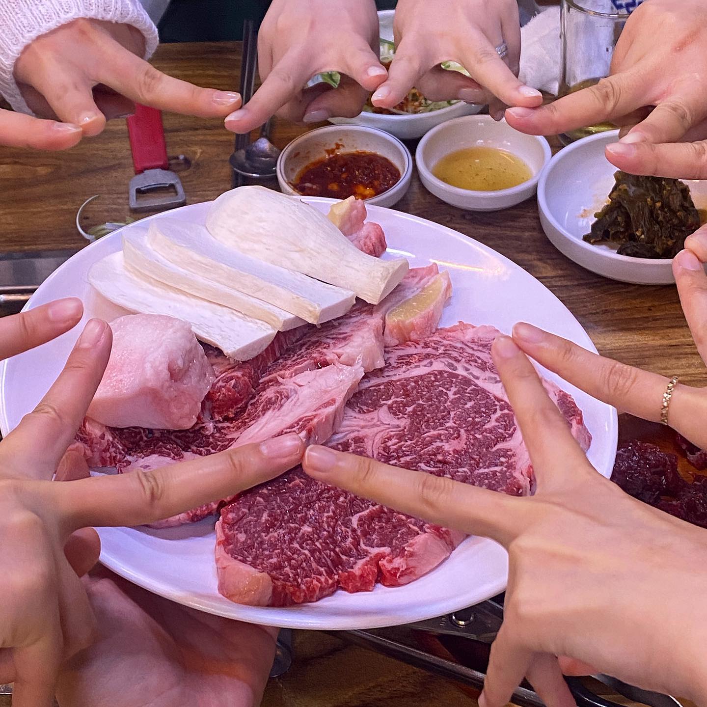 진짜 맥주만 먹으려고 했는데 ,, 어떻게 소주를 안 탈 수가 있겠어 ~~~ 생고기로 입맛 돋우고 꽃등심 갈비살 굽고 물냉이랑 떡국까지 이거이 행벅 ^_^
.
.
.
.
#한우촌상무본점
#쌍촌동맛집
#생고기 #꽃등심 #갈비살
.
#도덕의맛따라멋따라_광주