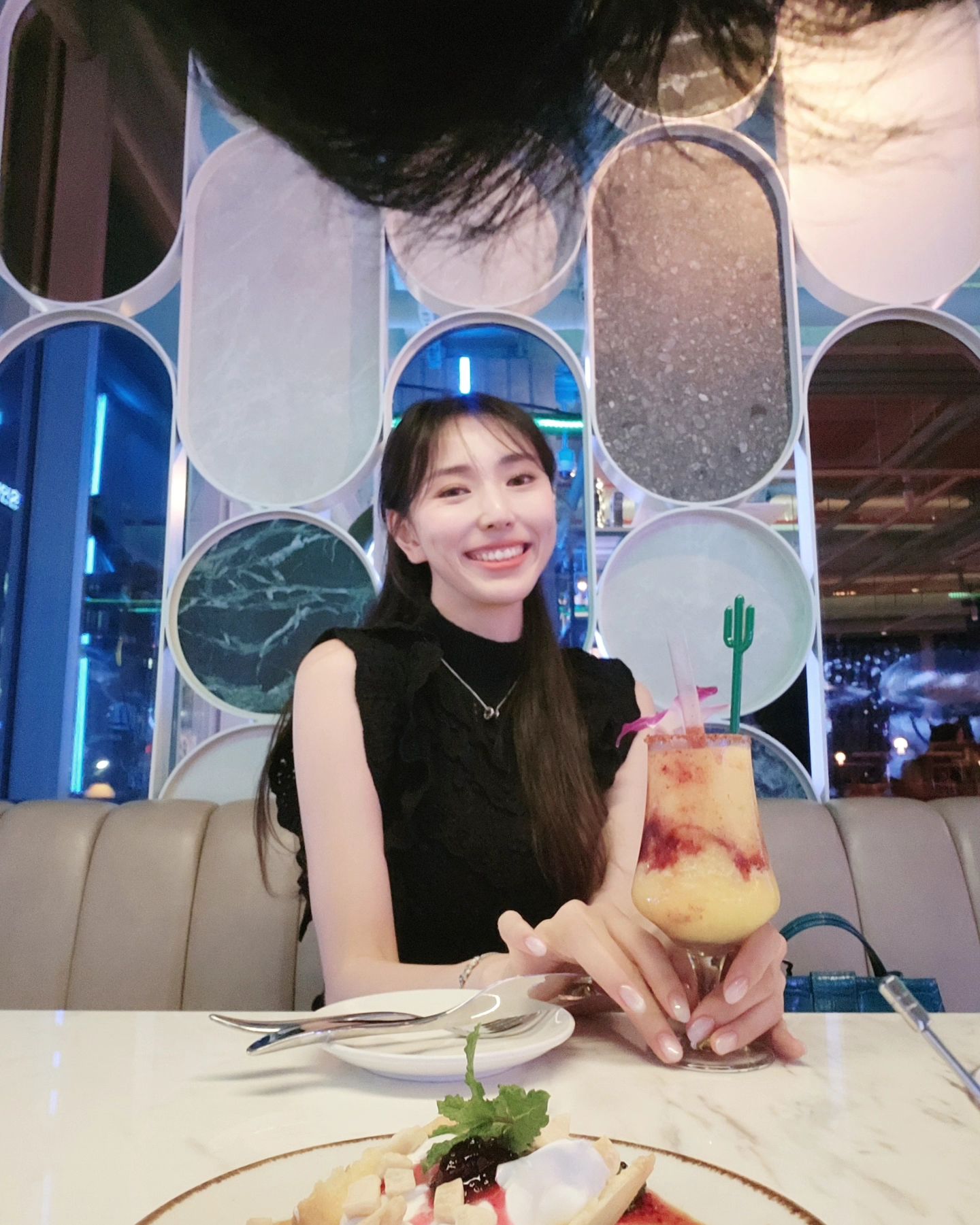 칵테일 4잔마시고 취함🤫
둘 다 취함 😆

#비스트로멕시
새로 생겨서 가봤는데
다른건 모르겠고 저거 망고어쩌구는 먹지마세요... 진심

#몽키숄더 
시그니처칵테일이 다 맛있음..!
바텐더님도 짱친절하시고
김부각도 짱맛 ㅠㅠ
시즌메뉴 바뀌면 또 갈 예정 ㅎ.ㅎ