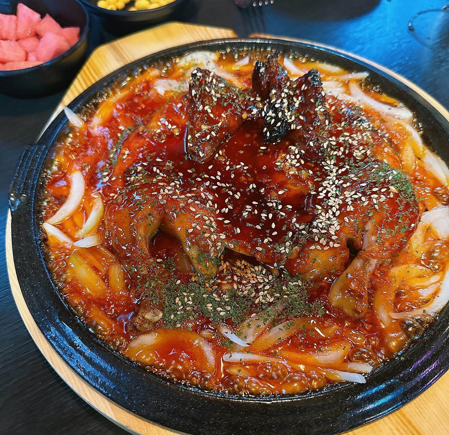 태전동 보건대 맛집 ‘더 달닭’에서 전기구이통닭 먹고옴! 튀긴닭 숯불닭도 좋지만 가끔 겉바속촉 전기구이통닭이 땡겨..너무 너무 맛있었다. 닭 한마리 1만원 초반대라 부담 없고 양도 푸짐하고 맛도 좋음. 완전 단골될 듯! 양념닭은 매콤해서 좋았고 마늘달닭은 달달하면서 마늘향이 가득해서 좋았음. 그리고 통닭집 떡볶이가 이렇게 맛있어도 되는걸까...쫀맛!!! 암튼 다 맛있어서 만족스러웠뜸! 재방문할듯