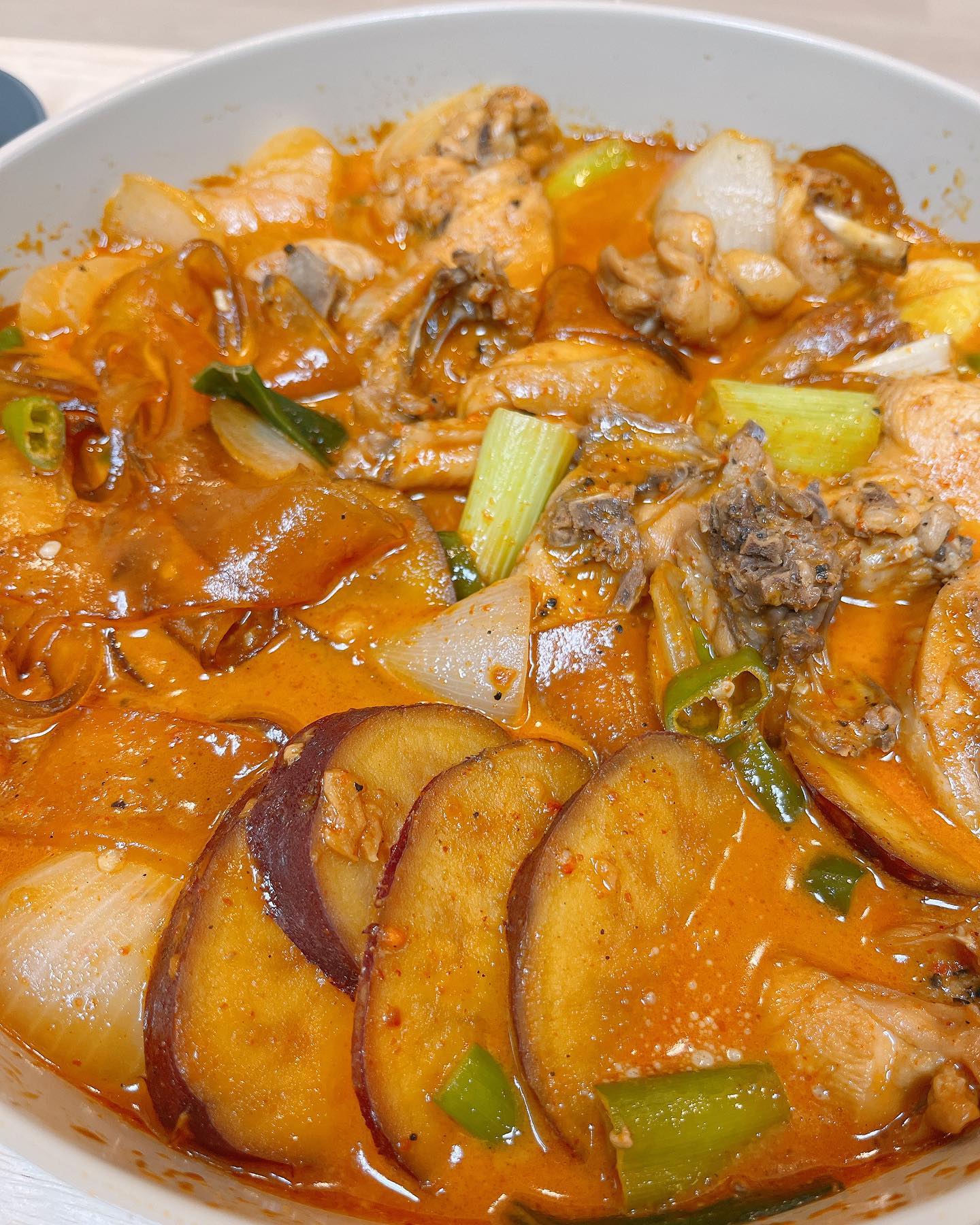#로제찜닭
생각해보니 닭요리를 해본 적이
없더라구요!😁
닭볶음탕 피드에서 볼때마다
만들어봐야지 맘만 먹다가
결국 로제찜닭을 만들어봤어요👍

퇴근하면서 고구마도
부랴부랴 사고
중국 당면도 낭낭히 넣고 나니
만족스러운 식사 완성이에요❤️

티비보면서 먹었는데
청양고추를 넣어서 그런지 
생크림을 넣었지만
느끼함 없이 딱 좋더라구요
로제는 어떤 음식이던지 환영이에요
🫶🫶🫶
