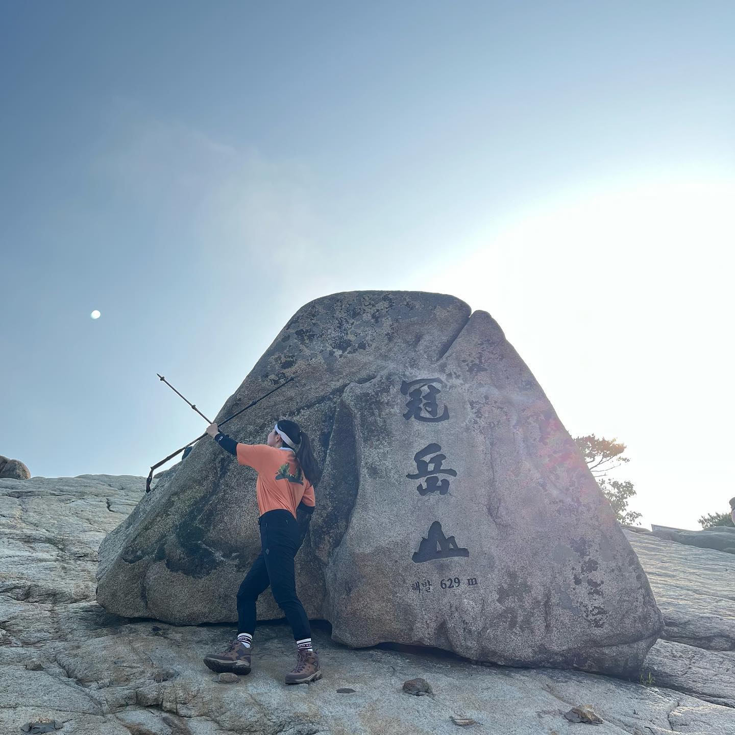 EP11.관악산 629m⛰️

📍서울대 공대 주차장-깔딱고개-연주대-관악산 정상(원점회귀) 최단코스⛰️

🔺출발 6:30
♦️정상 7:20 (휴식20)
🔻완등 8:30
⛰️629m
 
원래는 관음사 주차장으로 왕복 3:30코스로 가고싶었으나, 
새벽 6시부터 관음사 주차장은 이미 만차..🚗

아니 도대체 다들 언제 도착하신거에여…?

나름 빨리 왔다고 생각했지만 늦어도 한참늦어
결국에는 시간상 서울대 공대에서 출발하는 
최단코스를 이용하기로 했다..!

최단코스라고 절대로 만만하게 봐서는 안됐다!
관악산이 아니라 계악산이라고 부르고 싶을 정도로 계단이 많았다 
그래서 정상가는 길에 깔딱고개가 있는건가🙀

#관악산 #관악산연주대 #연주대 #연주암 #서울대공대 #서울대 #서울대입구 #관악산둘레길 #관악산최단코스 #오등완 #ㅇㄷㅇ #등산 #등산스타그램 #등산하는여자 #코오롱 #잠스트