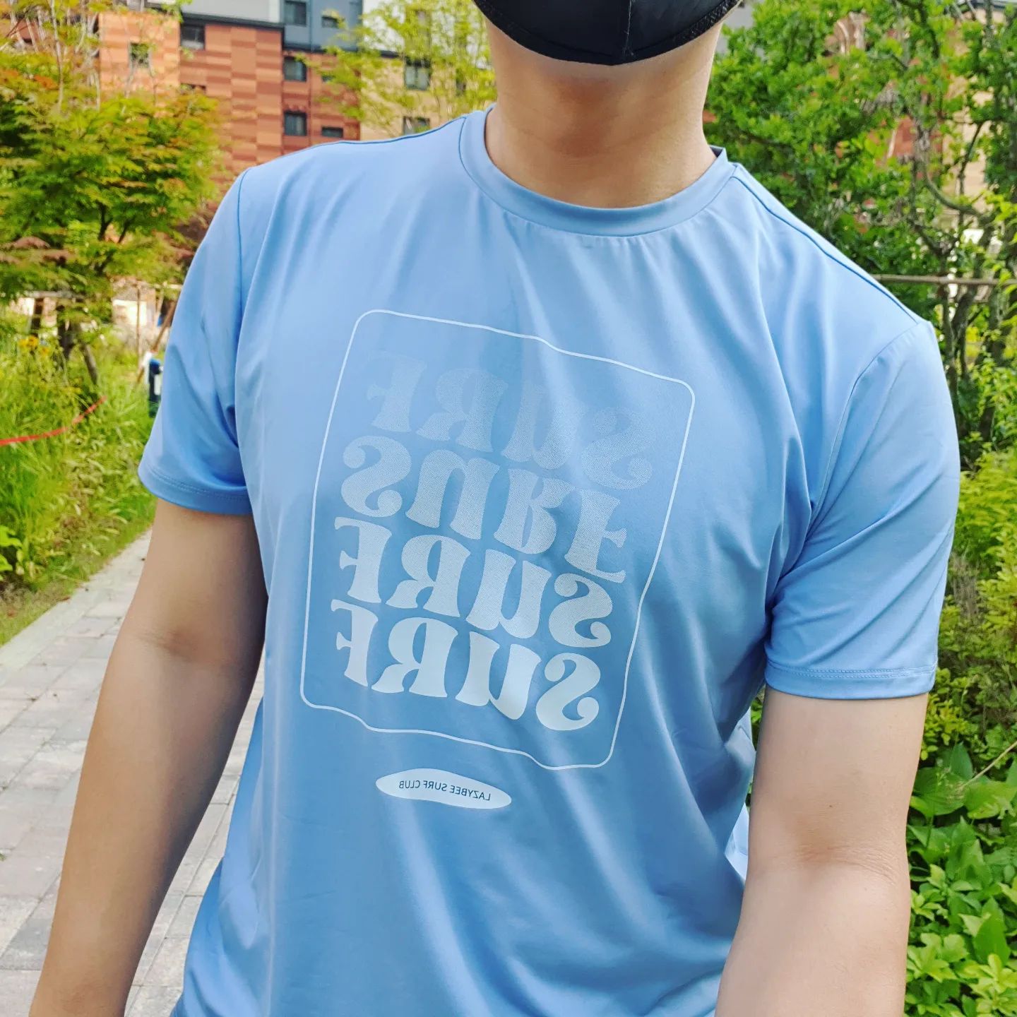 #협찬

시원한 쿨링스트레치소재로 여름철 시원하게 입고 있는 이쁜 티셔츠 같지만 사실은 래쉬가드 랍니다.^^
요즘 래쉬가드가 참 이쁘게 나오네요. 자외선도 차단되고 질감이 부드럽고 탄성이 좋아 움직임이 자유롭게 편한데요.
디자인도 이뻐서 평상시 패션티셔츠로 입어도 손색이 없어서 완전 만족하며 입고 있어요.
어깨 핏이 살아있고, 1+1 행사 덕분에 저렴하게 이용할 수 있었어요.
래쉬가드 답게 땀이나 물에 젖을 경우 순식간에 마르는 퀵 드라이 기능이 있어 물놀이 외에도 등산이나, 농구, 러닝, 서핑 등 야외활동 시 쾌적하고 산뜻하게 입을 수 있답니다.
벌써부터 더운 여름이 무서운데 덕분에 시원하게 잘 입고 다닐 것 같아요. 강추드려요.

#레이지비 #LAZYBEE #래쉬가드 #래쉬가드추천 #래쉬가드브랜드 #레이지비 #스포츠웨어 #여성래쉬가드 #남성래쉬가드 #레시가드 #레쉬가드 #래시가드 #수영복 #스윔웨어 #비치웨어 #바캉스룩