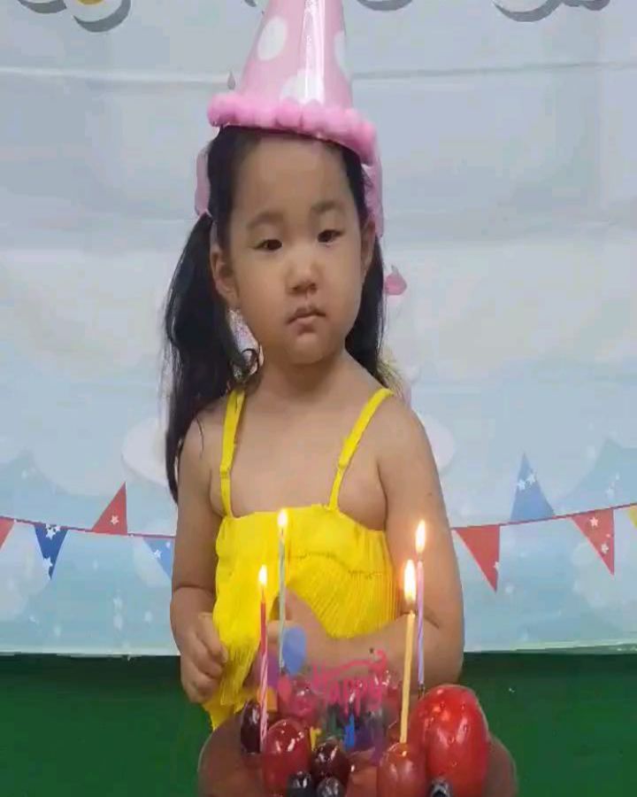 2023.06.28 (水) 🐭 + 1096

나은이의 4번째 생일 🎂 

20일 차이로 생일이 두 변이나 있는 6월
어린이집에서 생일파티했는데 표정 왜 그러는지 아시는 분?

아마 하트.. 아마 꽃받침..

진짜진짜 조그맣던 아가가.. 벌써 이렇게나 커버렸다
한 손에 발이 꽈악 찰 만큼..

천천히 커줬으면 좋겠는데
세월은 기다려주지않고, 너가 크는 것도 기다려주지않는다
그러니까 이 순간 순간이 너무나 소중할 뿐이다

더 크면 나랑 놀아주려 하지 않을텐데..
벌써 서운하다...🥲

우리 딸, 4번째 생일 축하하고,
항상 엄마 좋아해주고 사랑해줘서 고마워❤️
내새끼 최고❤️

.
.

#4번째생일 #흰쥐띠아기 #흰쥐띠딸 #흰쥐띠누나 #첫정
#패션은 #본인이 #고름 #역시 #평범하지않음 #이건 #분명 #나의피를 #이어받아서 #일듯 #ㅋㅋㅋㅋㅋㅋ #사랑해,아가야
