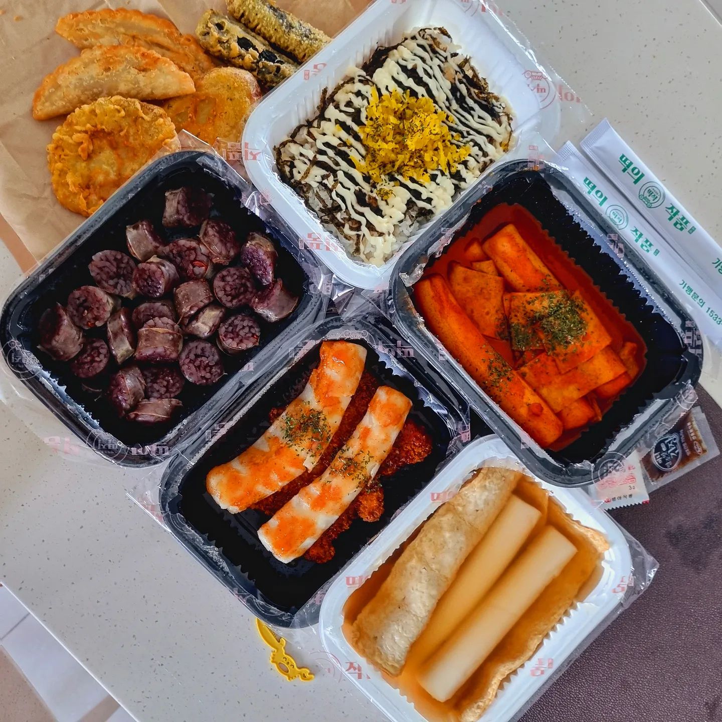 #협찬 #떡의작품

저는 마냥 매운음식은 못먹는 편이라 감칠맛나게 달달한 떡볶이를 좋아하는데요 ! 저같은 입맛을 가지신 분들, 특히 #쌀떡 파에게 떡의작품 #떡볶이 추천할게요🫶

제가 먹은 프리미엄 콤보는 25,500원밖에 안하는데 정말 5-6명은 먹을 양이었어요🤤
여러 메뉴를 한 번에 먹을 수 있는 착한 분식다운 #가성비떡볶이 💸

요즘 핫하다고 해서 먹어봤는데 진짜 무슨 떡집에서 바로 나온 것 마냥 가래떡이 쫄깃쫄깃! 당일생산한 가래떡이라고 해요🍡

제가 이용한 매장은 #떡의작품동탄북광장점
#동탄 #반송동 떡볶이 찾으실때 꼭 이용해보세용

tteokjak_official 
ddjak_dongtan 
#떡작 #가래떡볶이맛집 #프리미엄콤보 #가래떡볶이 #떡볶이 #가성비최고 #동탄맛집 #반송동맛집 #동탄떡볶이맛집 #동탄분식 #먹스타그램 #먹스타 #떡볶이그램 #맛스타그램 #맛집탐방 #먹팔 #분식스타그램