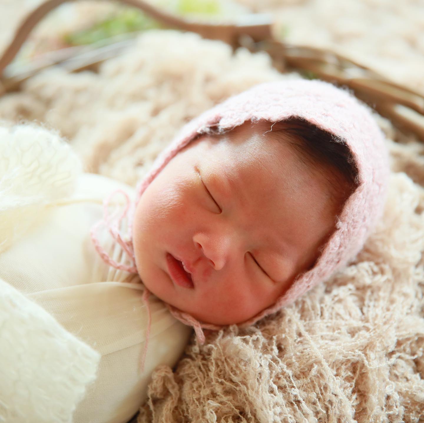 우리집 둘째 베이비👶🏻

우주랑 17개월 차이로 봄에 만난 동생 2️⃣호 채윤이!!

조리원에서 뉴본 찍은걸 포기모태!!서 50일 촬영도 물 흐르듯 이곳으로.. 50일 촬영 가족사진도 너무 예뻐서..물 흐르듯 성장앨범 계약도... 첫만남이용권 탈탈털었지모야🙃
babypastelstudio 

동생 촬영가서 더 신났던 우주와 이날 병원 외 첫 외출이었는데 잘 있어준 50일아기 채유니!

내게 예쁜 아가가 둘이라니
내가 애둘맘이라니

아직은 채윤이가 어려서 수면부족으로 괴롭지만 또 하루하루 버텨지는 그런 일상을 보내는중👨‍👩‍👧‍👦

아마도 시간적 여유가 많고 육아참여도가 최상인 고마운 남편이 있는덕이겠지💓 잘키워보아요 울애기들