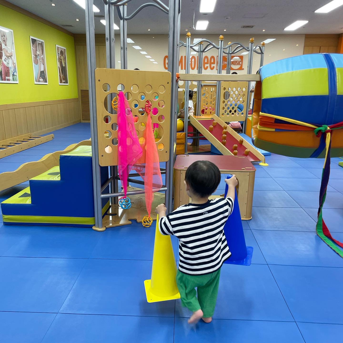 오랜만의 육아기록🧡

우리우주가 다니는 짐보리!
너무너무 좋아하는데 왜 이제야 등록해띠...? 19개월 진입하며 여름학기릉 등록했다. 더 어린 개월 수 부터 다녔음 좋았을텐데 엄마가 임산뷰여짜나..지금부터라도 열심히 다니댜🥳❤️

집에 2개월된 아가동생이 있어서 엄마가 두배로 바쁘지만 울 우쥬를 위해서라면 요기조기 데려가줄고야💓💓

#평촌과천짐보리