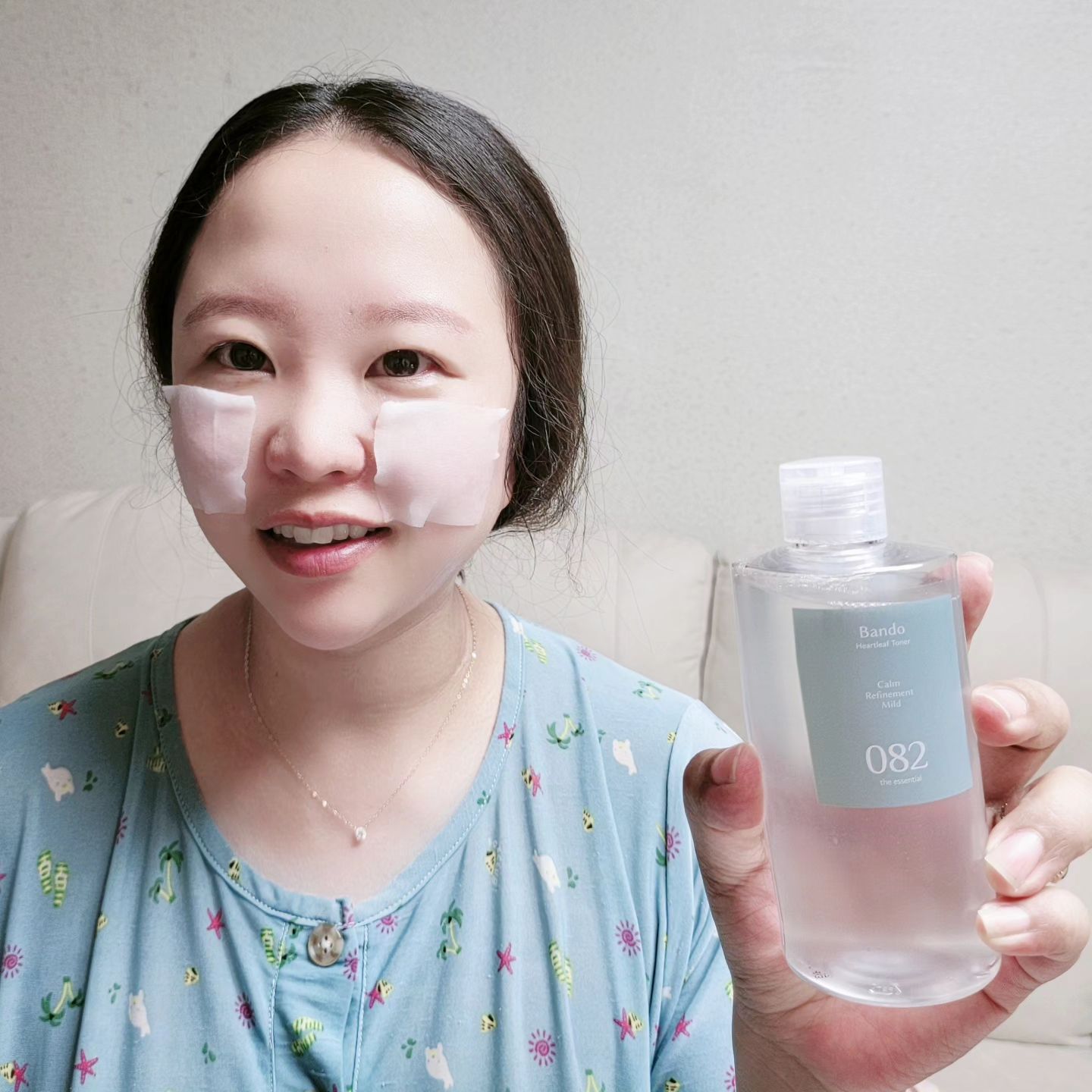 #협찬 bandoskincare_official #반도082
반도082에서 이번에 런칭한 신제품
반도082 어성초 토너
•
여름의 땡볕에!!
직장 스트레스에!!
뒤집어지는 피부😭
•
전성분 EWG 그린등급의
어성초 추출물 함유된
저자극성 기능성 토너로
각질 케어와 피부장벽강화 까지
한번에!!!👍
•
화장솜에 토너팩 만들어서
지친 피부에 붙여주면
회복되는 내 피부💕
•
가벼운 발림으로
빠르게 흡수되어
더운 여름에도
사용하기 부담없네요
•
런칭기념으로
bandoskincare.com
공식홈페이지에서 30% 세일중이니
놓치지 마세요❤️
#반도082어성초토너 #반도토너 #수분진정 #어성초토너 #토너추천 #수부지 #화잘먹 #각질케어 #환절기 #저자극 #협찬환영 #신혼부부 #신혼스타그램💑
