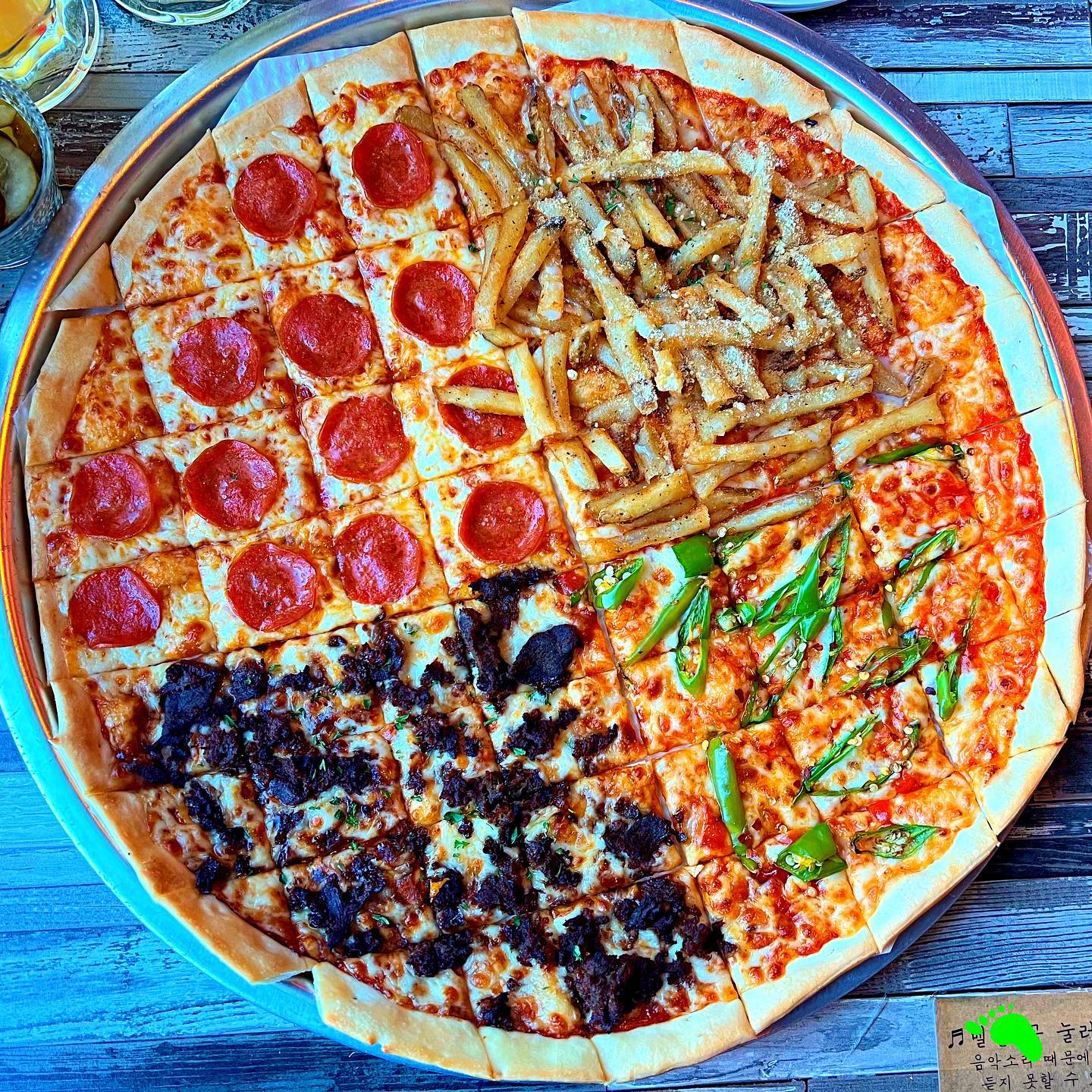 치맥보단 피맥이 더 맛있지 않아요?
파주 야당 '피맥당 야당본점'
⠀
-연중무휴
평일(월,화,수,목) 17:00 - 01:00
금 17:00 - 02:00
토 16:00 - 02:00
일 16:00 - 24:00
⠀
-주차
주차공간도 많고
주차장 나오자마자 가게입구가있습니다
⠀
-웨이팅방법
매장 입구 앞에 전화번호를
적어두는 종이가 있습니다!
⠀
-4가지맛 피자
가격 : 29,900원
⠀
싸가지가 없어서 4가지맛
피자가 아니구요~~
⠀
네가지맛을 느낄수 있어서
4가지맛 피자입니다!!
⠀
저는 피맥당 직원 추천 pick!
청양고추 + 불고기 + 포테이토 +
페퍼로니 요렇게 주문을 했습니다
⠀
4가지맛중에 가장 좋았던건
적당하게 짭조롬하면서 중독성있던
페퍼로니 피자!! 이게 맥주안주로는
가장 최고 였던것 같아요!
⠀
청양고추 피자는 좀 많이 매워서
햄버거처럼 다른 맛 피자랑 합쳐서
먹으면 좀 중화가되요!!
⠀
평소에 핫소스 막 뿌려서 드셨던분들은
도전해보세요~
⠀
감튀랑 불고기는 말해뭐해요!
맛있는거 위에 맛있는거 올렸는데
맛없어지는거 보셨습니까~
그냥 믿고 먹는 포테이토 불고기!!
⠀
-마약옥수수
가격 : 6,000원
⠀
꾸덕꾸덕한 아카시아꿀에 버무려진
마약옥수수 비주얼은 진짜 대박..
⠀
그냥 먹어도 중독성 쩌는데
⠀
피자위에 올려서 먹으면
주문하지 않은 마약콘피자가 생성!
⠀
고르곤졸라 피자에 콘 올린맛으로
꼭 요렇게 드셔보세요~
⠀
-한정메뉴 하이볼
가격 : 상이
⠀
요즘 이런 모양의 하이볼이 핫하더라구요
거기다 한정판인데 이걸 참나요??ㅋㅋ
⠀
과일은 뒤에 뭐 받치는게 있는게 아니구
그냥 이 상태로 얼려서 넣어주셨더라구요
안주랑 술 마시다가 어느정도 녹으면
과일안주로 먹어도 되서 가성비가 좋아요!
⠀
총평 : 전체적으로 피자 도우가 얇아서
너무 헤비하지도 않고 도우가 되게 쫀득해서
맛도 좋았어요!!
⠀
특히 사이드 부분은 밀가루맛이
많이 나야하는데 바삭한 과자맛!
바삭바삭 하니 맛나더라구요
⠀
한입에 먹기 편하게 잘라줘서
손이 더러워질 일도 없고 술안주처럼
하나씩 먹기에도 좋았던 피맥당 후기입니다
⠀
#광고 #협찬 #파주맛집추천 #야당맛집추천 #파주야당맛집추천 #피맥맛집추천 #파주가볼만한곳 #핫플맛집 #야당핫플맛집 #야당핫플식당 #피맥당 #먹자국파주 #먹팔해요 #먹스타그램 #먹팔 #푸드스타그램 #좋아요 #좋반 #좋아요반사 #lfl #fff #koreafood #koreanfood #맛스타그램 #맛집스타그램 #맛집탐방 #맛집투어 #맛집공유 #맛집여행 #韓国料理