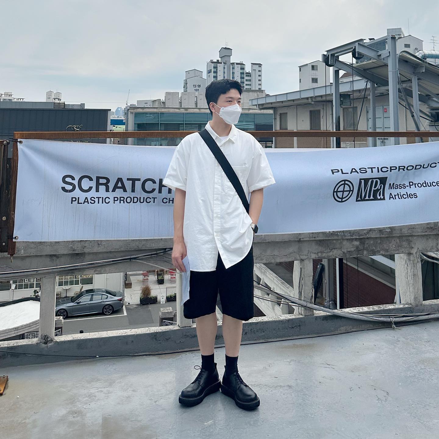 #플라스틱프로덕트 #plasticproduct #전시회 #전시회코디 
어제 plastic_product 와 choi_byeongseok 작가님 개인작품 전시회에 다녀왔는데 제품들 하나하나가 디테일이 장난 아니더라구요 ㄷㄷ
덕분에 눈호강하고 왔어요 전시회간다구 신나서 얼른 더비슈즈 꺼내신었어요 ㅎㅎ 슬랙스 반바지랑 같이 매치했숨당