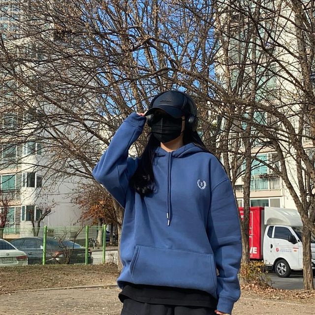 ˗ˋˏ ♥ 𝐉𝐢𝐧𝐠 ♥ ˎˊ˗ on Instagram: "#협찬 ⛄️겨울엔 따듯한 후디❄️ 📍어반드레스(@avan.dress)에서 후드티를 제공받았습니다. 제품정보 : UNISEX LAUREL OVERSIZED HOODIE (BLUE / M) 양기모 원단