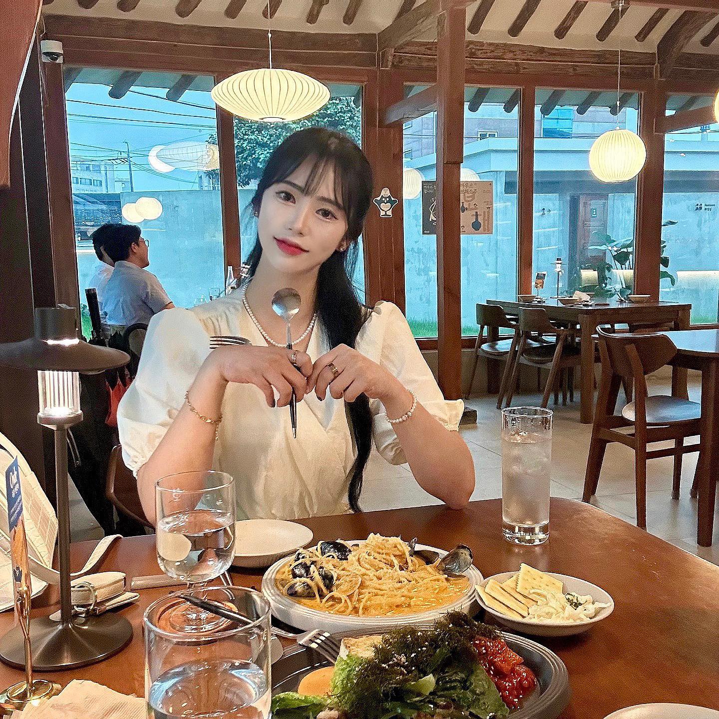 #아우르 
좋은 기회가 생겨 다녀온 핫플🌝
광주, 전남의 지방 소멸 극복이 목적이라는 마인드가 멋진 곳🌝

✨지역 특산물을 활용한 다이닝과 전통주 판매🧉
✨원하는 주류는 식사할 때 구매해서 함께 즐겨도 되는 곳 👀
✨전통주바, 그로서리존, 팝업별채, 테라스 모든 곳이 핫존💓
✨전통주별로 상세설명까지 친절히 작성해놓으셔서 선물 고르기에도 👍🏻

🕐영업시간 : 매일 11:00-23:30 
(브레이크타임 14:30-16:00 / 라스트오더 23:00)
💡보해 팝업스토어 오픈시간 : 11:00-20:00
⛳️위치 : 광주 동구 동명로14번길 45-21 

🩵”7월12일“까지 진행하는 #보해양조 와 함께 콜라보레이션한 “보해 스몰액션스토어”는 #아우르팝업스토어 에서 볼 수 있어요🩵

미각과 시각 모두 행복했던 곳🍷
다음에는 꼭 도보로 가서 전통주도 먹어야징 나랑 갈 사람🙋🏻‍♀️♥️