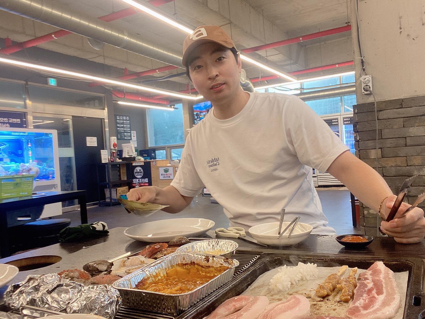 🐚🐚조개구이 무한리필 명소인 조개창고!! 🐚🐚
눈치 👀볼거 없이 시간⏳제한 없이 무제한으로 
마음껏 즐 길 수 있는 조개창고 👍🏻👍🏻
조개창고에는 전복,가리비, 키조개,뿔소라 🦪🦪
고기에는 소고기, 삼겹살, 항정살, 갈매기살 등 🥩🥩
너무 많은 먹을것들이 있어 골라먹는 재미가 솔솔!!🕺
사장님도🤩 친절하시고 잘 못 굽는거 같으면 
오셔서 맛있게 굽는법도 친절하게 알려주셔요~~

📍위치: 경남 창원시 마산회원구 봉양로 83 3층
🕔영업시간: 17:00-23:00
.
.
#마산맛집 #봉암동맛집 #마산핫플 #마산술집 #산호동맛집 #양덕동맛집 #마산조개창고 #조개구이맛집 #조개구이무한리필 #무한리필맛집 #맛집 #맛스타그램 #팔로우 #맞팔 #소통 #좋아요반사
