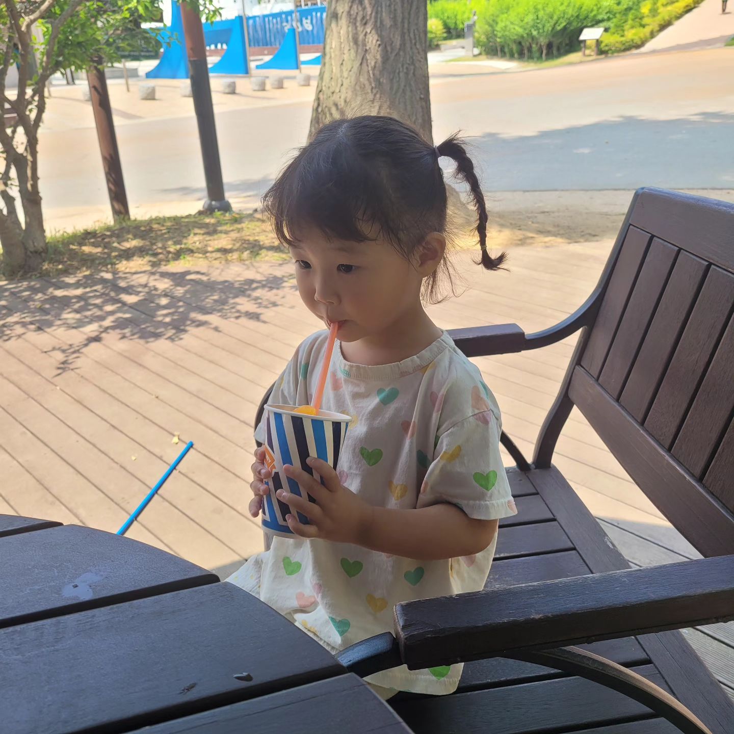 요즘 내 껌딱지 미니미😍
딸들은 아빠 껌딱지라던데 재꾸는 엄마예요ㅋㅋㅋ
무조건 엄마엄마엄마~~~~
제가 좀 힘들땐 아빠랑 하라고하는데 무조건 엄마래요🫠
애증의 모녀사이를 실현해가고있는 요즘입니다😆

#딸스타그램 #둘째스타그램 #우리집공쥬 #예뻐주금 #일상 #애증의관계 #못말리는딸램 #그래도사랑 #둘째는사랑입니다
