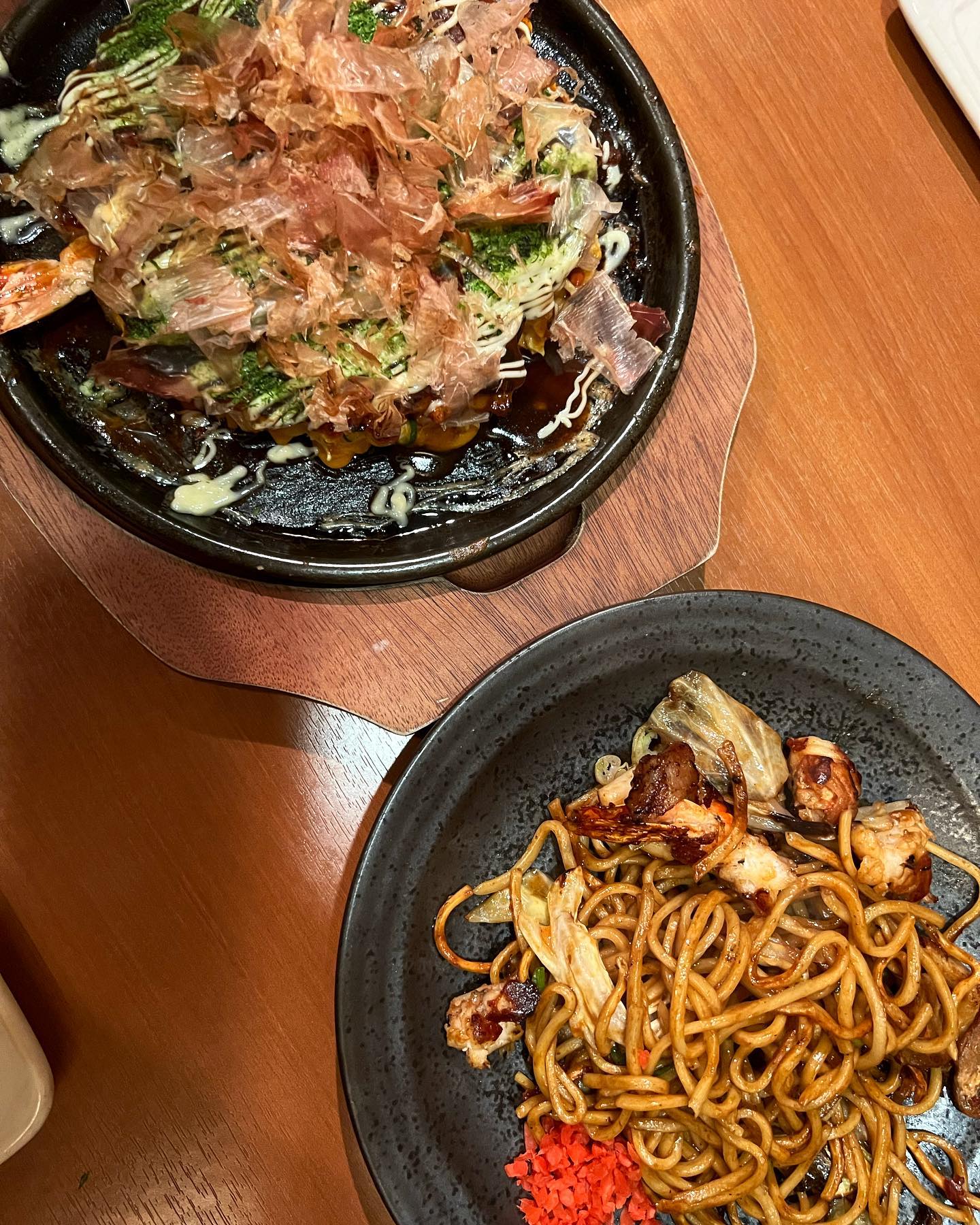 #혼케오타코 
아침 일찍부터 오사카 유니버셜 발바닥 불나게 돌아다니고, 온천까지 갔다가 돌아온 도톤보리에서 저녁 찾기! 오코노미야끼와 야끼소바가 먹고싶어 찾은 곳! 대기 없이 바로 2층으로 안내받았다. 1층은 철판 앞에서 먹고, 2층은 룸형식이었다. 우리는 다리가 너무 아파서 아늑한 2층 룸이 너무 맘에 들었다. 모든 메뉴가 들어간 딜럭스 오코노미야끼와 모듬 야끼소바, 그리고 생맥주까지 주문 완료🙌🏻

🍽️딜럭스 오코노미야끼
도톰한 두께에 해산물과 고기가 가득 들어있었다. 많이 짜지 않아서 생맥주와 함께 먹으면 정말 맛있다! 마요네즈 소스랑도 너무 잘어울린다!

🍽️모듬 야끼소바
오코노미야끼랑은 조금 다른 맛의 소스인데 면에도 소스가 잘 스며들었다! 해산물도 통통해서 씹는 맛이 너무 좋다. 야끼소바 또한 맥주를 벌컥벌컥 마시게 해주는 맛이었다🥹

굉장히 피곤한 상태로 갔었는데, 룸형식이라 조용하고 아늑하게 먹을 수 있었다. 철판쪽에서 먹고싶으면 물어보고 1층으로 안내 받을 수 있는듯해요. 메뉴판도 영어, 한국어로 설명이 잘 되어있어 주문하기도 편했어요!
저희는 늦은 저녁에 가서 대기 없이 먹은듯해요. 평소에는 대기가 조금 있는 곳이라니 가실 분은 참고하세요😊

#맛스타그램 #먹스타그램 #푸드스타그램 #맛집 #맛집추천
#부부스타그램 #럽스타그램 #데이트맛집
#일본여행 #오사카 #오사카맛집 #오코노미야끼 #야끼소바 #오코노미야키 #okonomiyaki #yakisoba #도톤보리 #도톤보리맛집 
#재미잇 #잼잇 #재미부부

#일상 #선팔 #맞팔 #jmt #food #daily