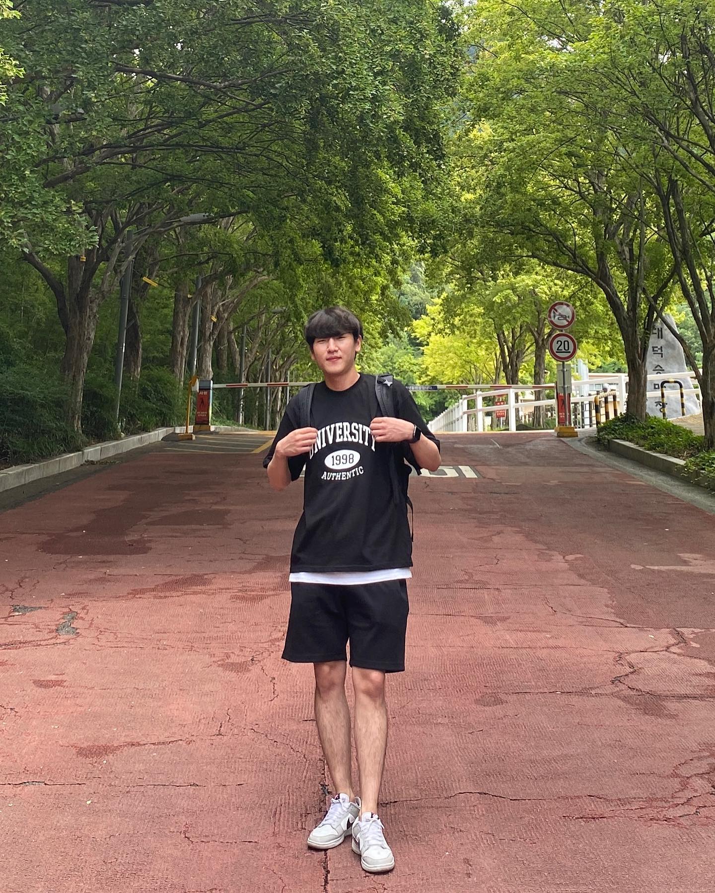 #협찬

🏷️엠플레이그라운드

이번 여름 무더위 옷으로 해결!
우선 아이스 바지는 긴바지, 반바지 두 가지 스타일이 있어요. 두 가지 스타일 다 안 입은 것처럼 편하고 통기성이 좋아서 시원해요. 
다음 레이어드 반팔 티는 누구나 다 있는 필수템이죠? 기장이 너무 마음에 들었어요. 어떤 오버핏 상의랑 입어도 잘 어울려서 좋았어요.
마지막으로 반팔 티도 역시 편하고 시원했어요! 블랙, 화이트 기본 티 구매 추천드려요. 이벤트성으로 1,900원 할인 행사도 진행하고 있어요!!
다 같이 오늘 소개해 드린 옷들로 여름 무더위 탈출해요😆

#협찬#엠플레이그라운드#mplayground#플그룩#ootd#대구#98#만25세#일상#korea#instadaily#패션#패션스타그램#데일리룩#selfie#selfies#daily