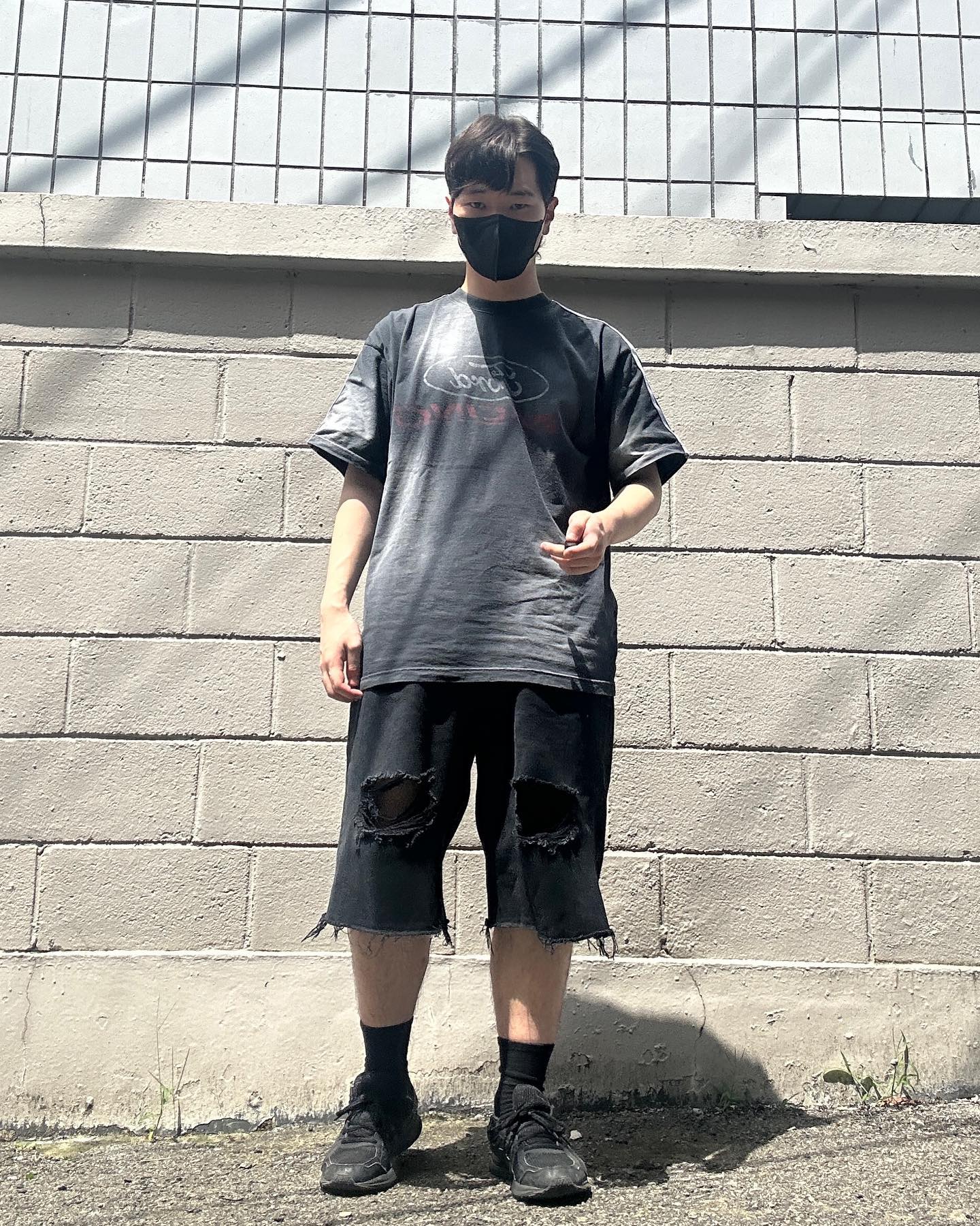 오늘은 무채색으로 스트릿룩을 입어봤어요. 제가 가장 좋아하는 스타일이기도 하고 이번에 새로 산 반바지도 소개할 겸 이렇게 코디했어요. 반바지가 무릎에 찢어진 포인트가 있고 아래도 포인트가 들어간 흑청이라서 스트릿룩에 엄청 잘 어울리는 그런 흑청바지에요. 흑청이어서 피그먼트나 블랙 컬러의 상의랑 잘 어울릴 거 같아서 돌려입기 하기도 엄청 좋아요. 그리고 머리 많이 길어서 평소랑 다르게 스타일링을 해봤는데 어째 전재준이 계속 생각나네요...
.
🔥 상의 : 보세
🔥 하의 : 보세
🔥 신발 : asics 
  아식스 조그 100 블랙 
.