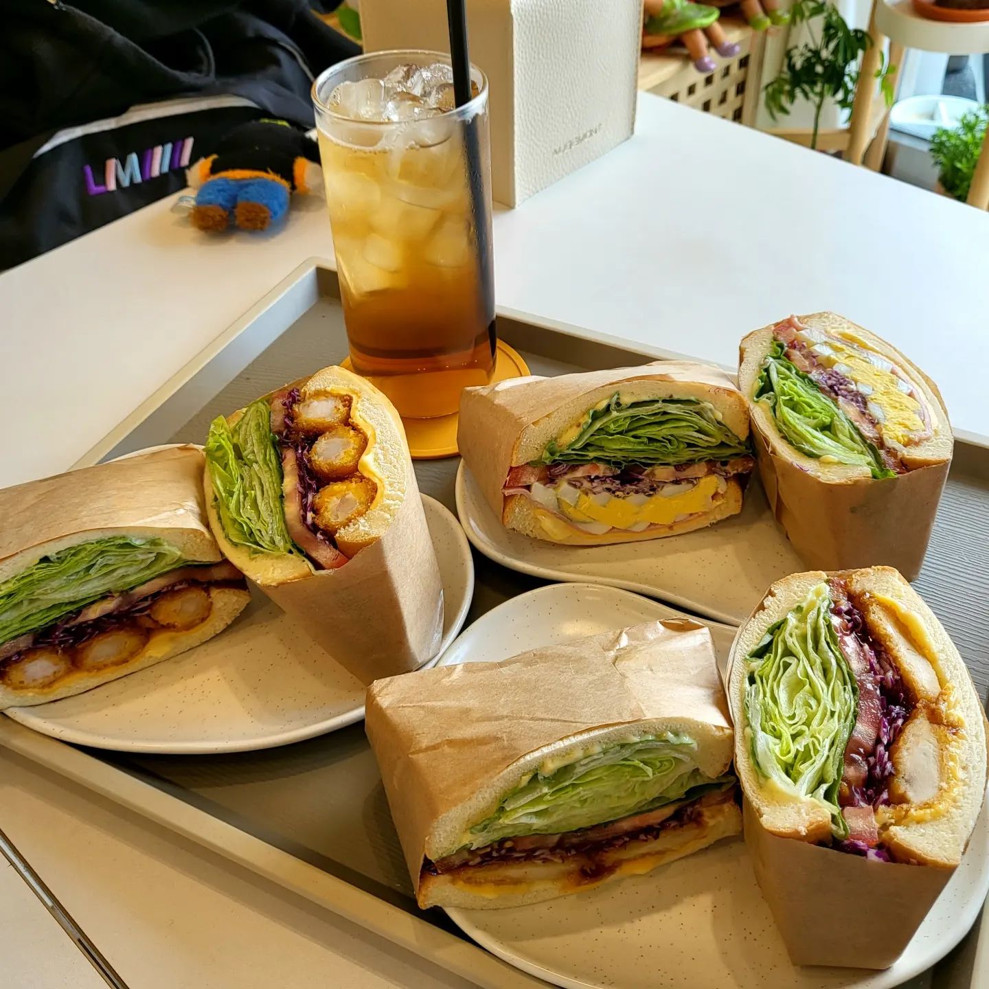 샌드위치 먹다가 입이 찢어집니다........ㄷㄷㄷ..
엄청 크더라고요!! 한입에 넣다가 입 찢어질 뻔.... 했습니다...🫢
인테리어도 너무 좋고 가평 놀러 갔을 때 간 곳이라서 너무 좋았어요!! 
야채들도 엄청 싱싱하고 아삭아삭하더라고요!! 소스까지 🤦‍♀️
햄에그는 엄청 고소하고 담백해서 너무 좋았어요!! 
통새우는 상큼한 소스가 들어있어서 너무 좋더라고요!!! 

🥪 트윈스브런치
🥪 경기 가평군 가평읍 호반로 2605 1층 트윈스브런치
.
.
.
.
#먹스타그램#푸드스타그램#브런치맛집#브런치카페#샌드위치맛집#샌드위치#햄에그샌드위치#통새우샌드위치#치킨텐더샌드위치#가평맛집#가평브런치맛집#가평역#가평카페맛집#follow#좋아요#먹팔해요#먹팔
