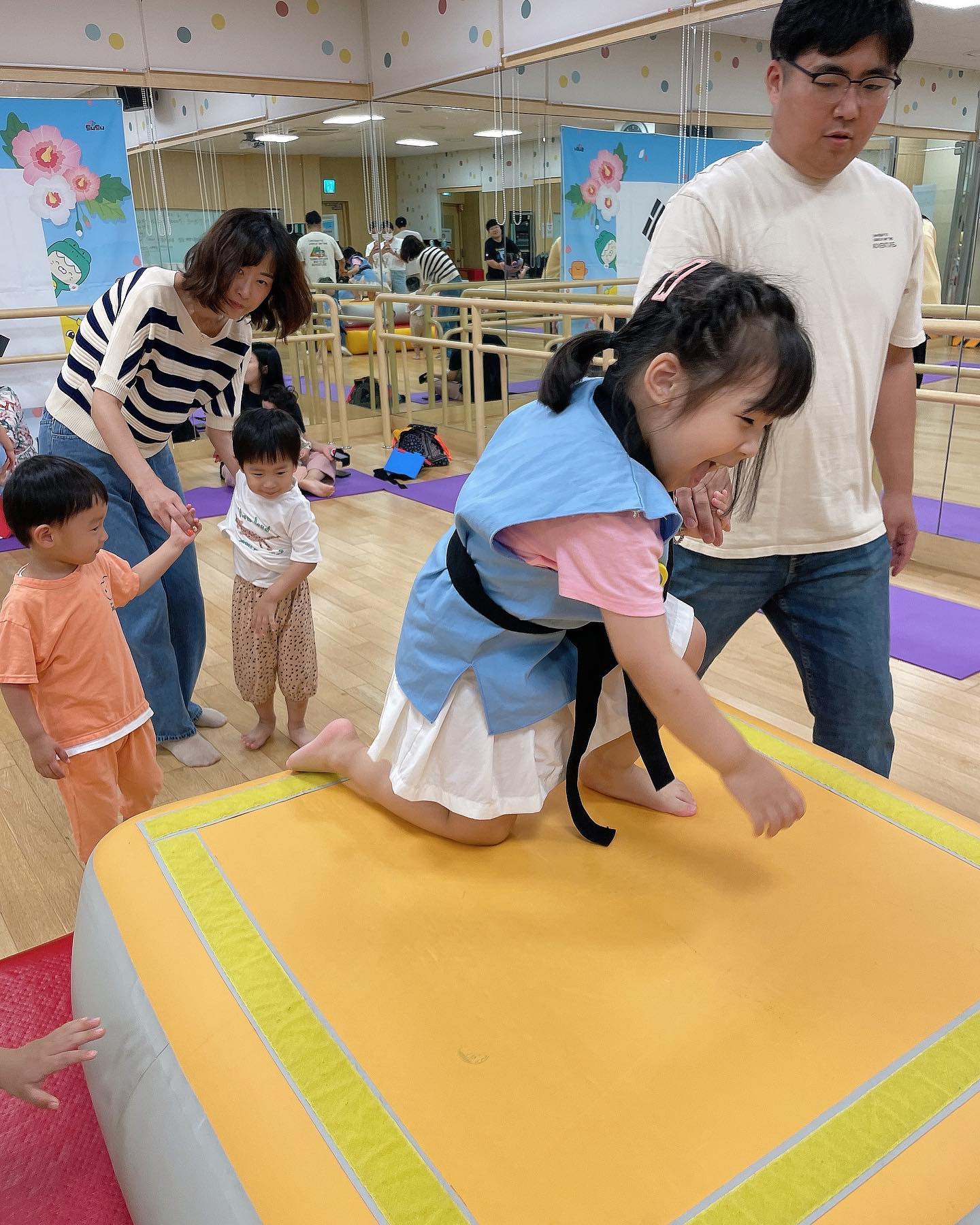 -
2023.06.24(토)
퐁이 태어난지 1618일 되는 날, 👧🏻
#태권도 선수인줄,
태!권! #🥋 
#트니트니 #이문센
tntn_kids 
-
-
🎀 #20190119 #AM1040 #3485g #A형 #49cm 🎀
#황금돼지띠 🐽
#딸랑구 #태명 #조리퐁
#딸스타그램 #딸바보 
#고양이 #공동육묘🐾 #개냥이 #뽀뽀 #쫍쫍 
#라이언 #라이언덕후 
#나만사랑하는 #내남자 #와이프바보 👍🏻👍🏻👍🏻
#우리가족 #사랑해