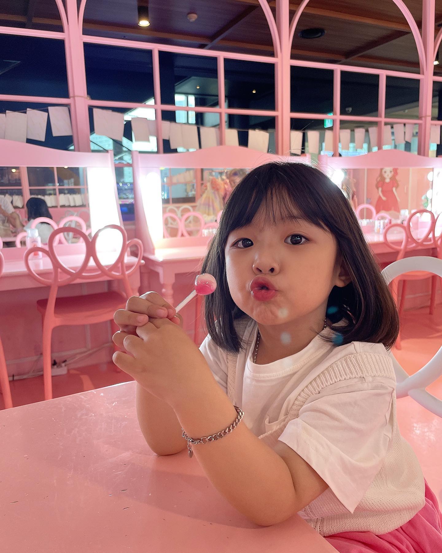 -
2023.06.25(일)
퐁이 태어난지 1619일 되는 날, 👧🏻
#공주력 충전을 위한 엄마의 특별한 #데이트코스 !
#디엘프렌즈 🫶🏻
상큼하게 시작해 보자고!!! 

diel.samjungtower 
-
-
🎀 #20190119 #AM1040 #3485g #A형 #49cm 🎀
#황금돼지띠 🐽
#딸랑구 #태명 #조리퐁
#딸스타그램 #딸바보 
#고양이 #공동육묘🐾 #개냥이 #뽀뽀 #쫍쫍 
#라이언 #라이언덕후 
#나만사랑하는 #내남자 #와이프바보 👍🏻👍🏻👍🏻
#우리가족 #사랑해