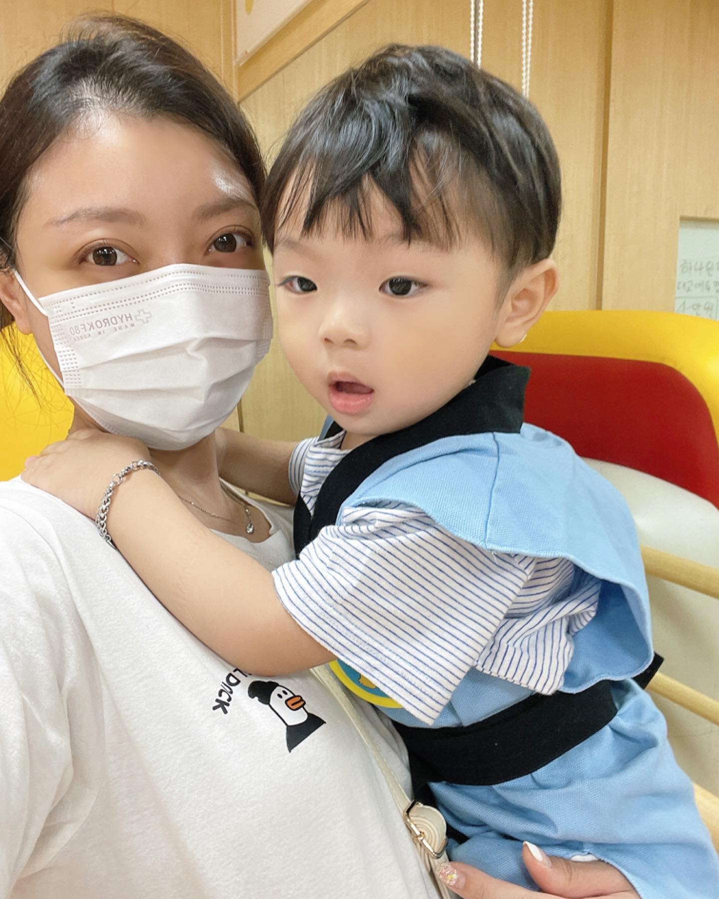 -
2023.06.24(토)
도리 태어난지 792일 되는 날, 👶🏻
(도리 교정일 770일 되는 날)
엄마랑 #찰칵 #📷 
-
-
💎 #20210424 #AM0948 #3170g #AB형 #50cm 💎
#흰소띠🐮
#아들랑구 #태명 #조약돌
#아들스타그램 #아들바보 
#고양이 #공동육묘🐾 #개냥이 #뽀뽀 #쫍쫍 
#라이언 #라이언덕후 
#나만사랑하는 #내남자 #와이프바보 👍🏻👍🏻👍🏻
#우리가족 #사랑해