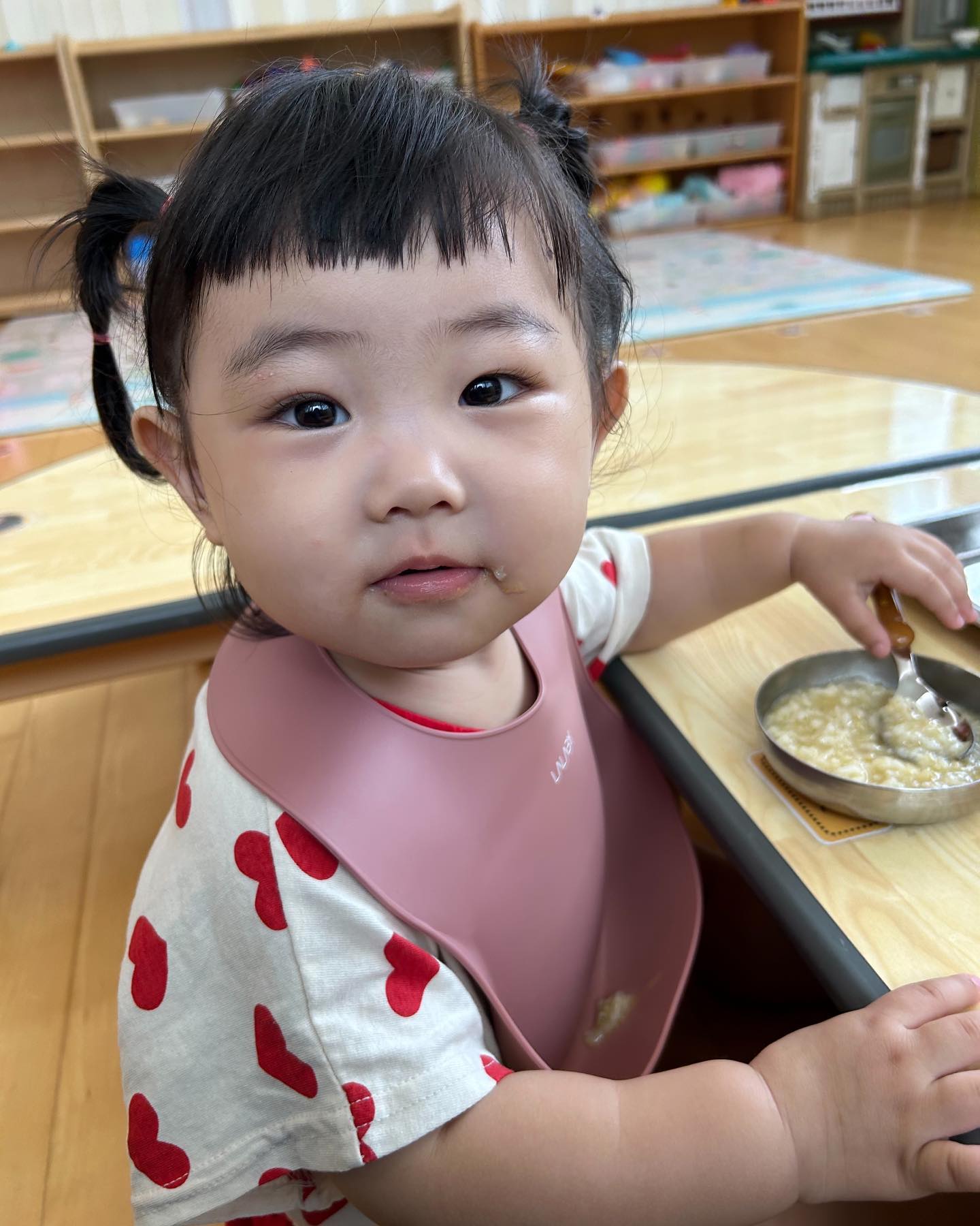 ❤️2023.7.5 생후558일 하윤공주❤️

아주 오랜만에 피드업뎃
오늘 키즈노트에 올라온 사진들 보며 한참 웃었다 우리하윤이 알림장사진 절반이 먹는사진이길래..🤣 요즘 밥도 간식도 다 잘먹는 우리하윤이 너무 고마워 18개월이 시작되어서 인지 하루하루 짜증도 늘고 자기주장도 더더 강해졌지만 할 줄 아는 말이 늘어서 표현도 더 다양해졌고, 엄마아빠 말은 거의 다 알아듣고 행동으로 옮길줄도 안다 너무 대견한 아이
오늘은 갑자기 엘리베이터, 도와주세요, 엄마딸 이라는 새로운 말들 내뱉어 놀래켰는데 내일은 또 뭘로 엄마아빠를 놀라게 할지 기대되는 내딸 밥먹을때 장난치는것도 하윤이가 땡깡부리고 짜증내는것도 엄마아빠도 사람이라 힘들고 화날때도 있지만, 하윤이의 성장과정이라 생각하고 엄마아빠는 하윤이의 하루하루를 응원하기로 했어! 얼마전 하윤이가 밥먹는모습을 찍던 아빠가 눈알이 왜이렇게 예쁘냐고 했는데, 딸한테 눈알이뭐야^^ 눈이라고 해야지 애비야 엄마아빠도 부모가 처음이라 부족한 부분도 잘못하는 부분도 많지만 잘 따라주는 아이에게 너무너무 고마울뿐이야 얼마전 영유아검진에서 몸무게가 많이 나가지만 키도 크기때문에 과체중이나 비만을 걱정하지 않아도 된다고, 태어나길 골격이 크게 태어난 아이라고 생각하면된다는 말에 엄마는 마음이 편해졌어 하윤이가 잘먹든 안먹든 그저 건강하게만 자란다면 더 바랄게 없어 너무너무 사랑스럽고 애교많은 내딸 엄마아빠가 하윤이를 아주 많이많이 사랑해 🫶
마지막 1,2번사진이 하윤이 매력뽀인트❤️