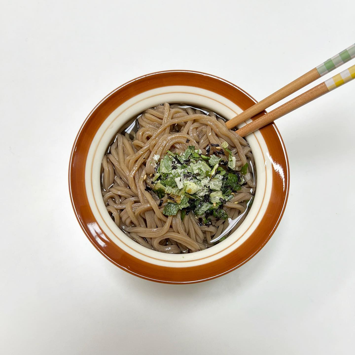 노브랜드 메밀국수 시리즈 진짜 애정애정💛
여름에 특히 더 땡기는 맛인데 성분도 좋아서 부담없이 야식으로도 먹음 히히

어제 야식으로 먹고 현생 피곤보스라 포스팅 미뤄뒀는데 우리 kkyon_ing 곤듀님 한테서 뽐뿌받아서 나듀 오랜만에 포스팅🙆‍♀️💛