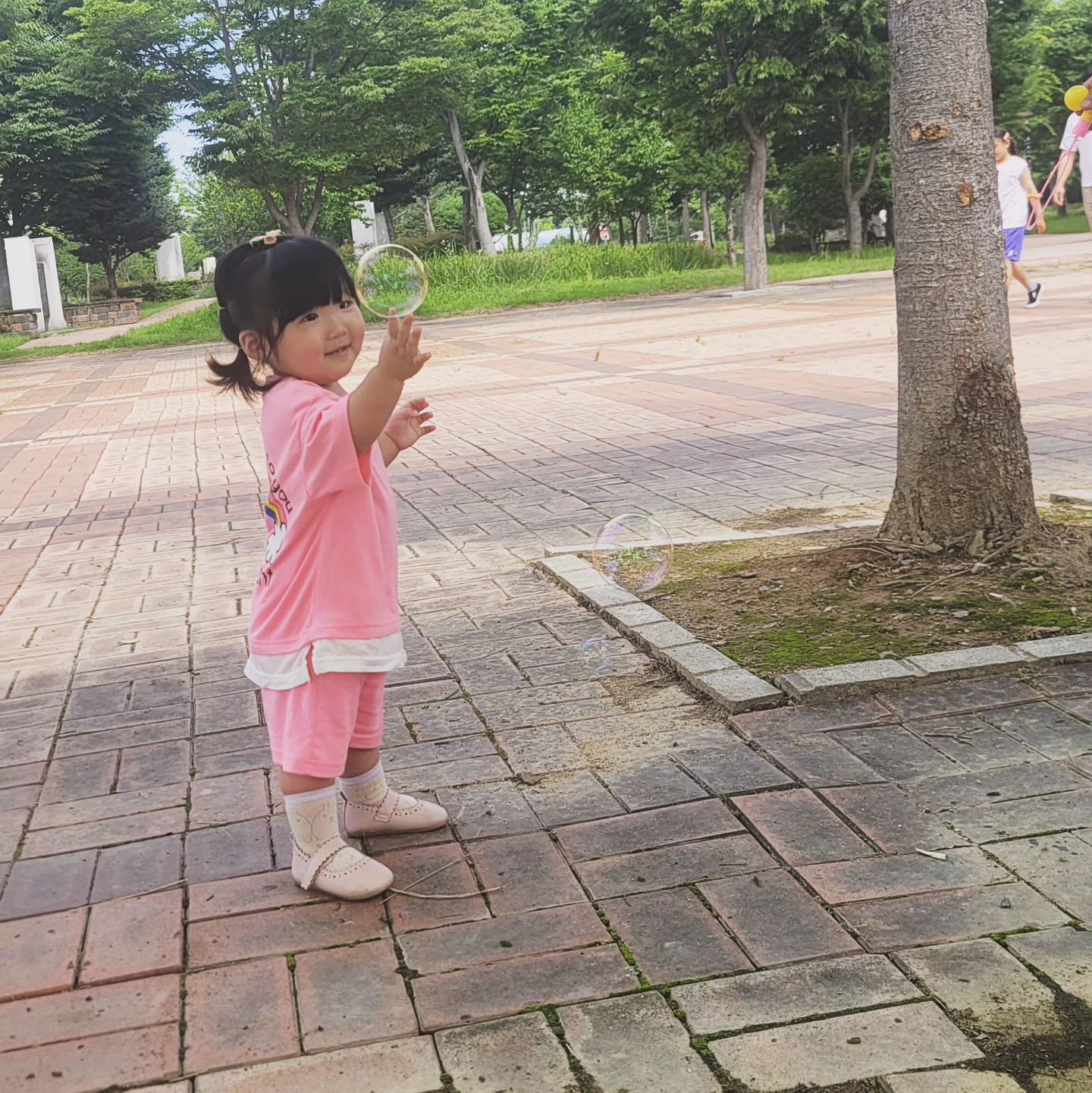 2023.07.02 #생후478일🍼 

뒤늦은 주말 나들이 피드 업뎃🤫
집에서 지겨워하는 아가씨 뫼시고
더워 미칠뻔한 경남투어😨
하은이가 잘 놀고 왔으면 엄빠는 그걸로 행복해😂

#육아일기 #육아일상 #생후15개월 
#아기와여행 #여행스타그램 
#유아복 #유아동복 #유아놀이 
#곤충생태학습관 #합천영상테마파크 
#경남여행 #의령 #합천 #고령 #군위 #대구