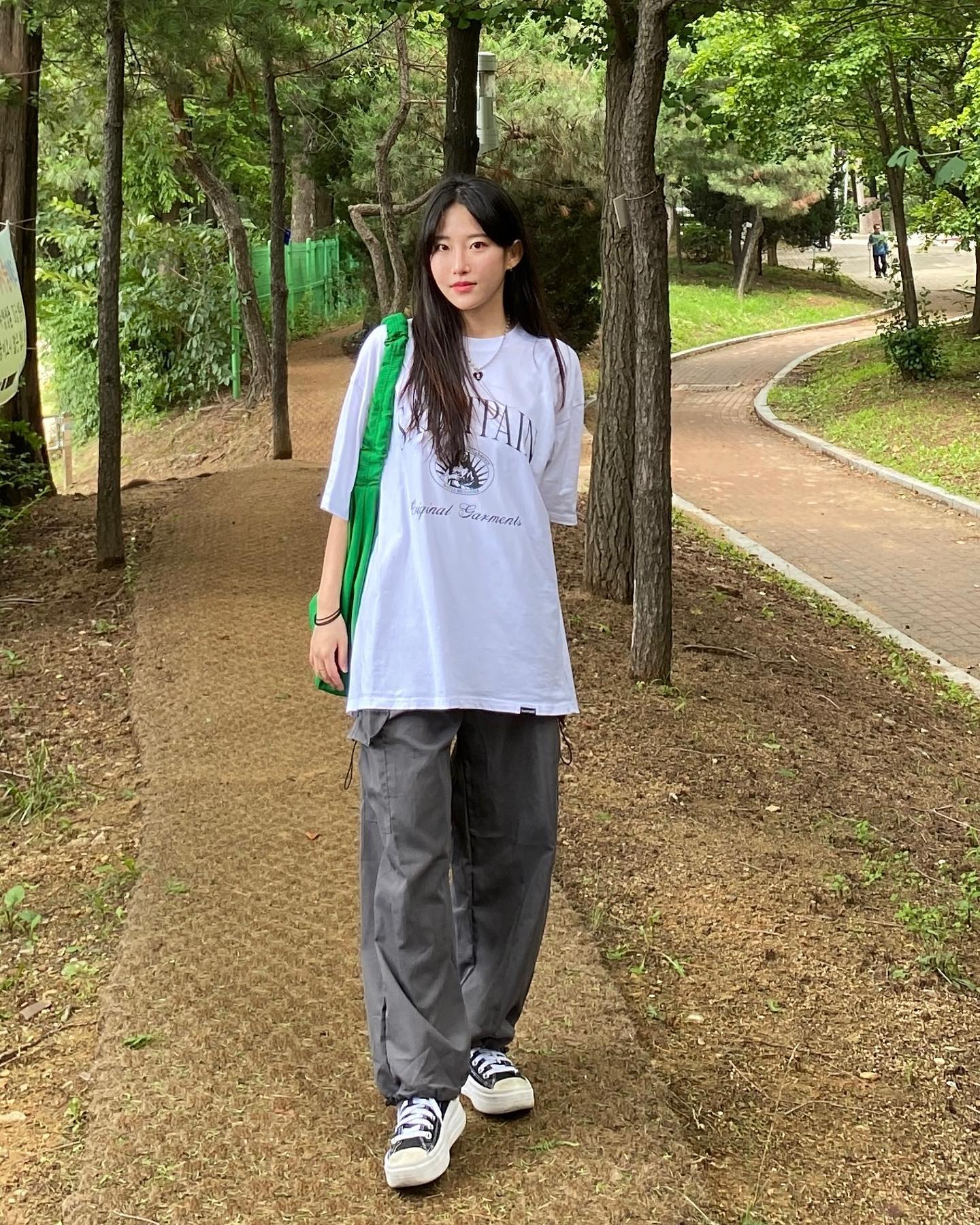 나 ,, 이런 힙한 척 처음 해봐쏘
이제 자주하기로 마음먹었다요🦕
⠀ 
📎박시하게 입기 좋은 핏🩵
📎어디에나 잘어울리는 그래픽
📎차르르 떨어지는 시원한 소재감 (면 100%래요!)
📎무신사 10% 할인중이래요!!🐥

⠀ 
saintpain_official 로 부터 협찬을 받았습니다 stylemate_official #협찬 #세인트페인 #스타일메이트 #캐주얼 #티셔츠 #반팔 #반팔티 #usa코튼