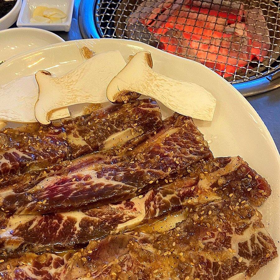 #ad #대전맛집 #갈마동 
오랜만에 LA갈비 지글지글-숯불에 구워서 냉면으로 마무리🤍

달달한 양념갈비를 맛있게 구워서 와사비와 무깻잎쌈에 싸서 냐미😉
뼈에 붙은 고기가 젤 맛있는거 다들 알죠!? 마무리는 뼈고기

—————————————-
#하하고기
LA양념갈비한판(500g) 50,0
—————————————-
