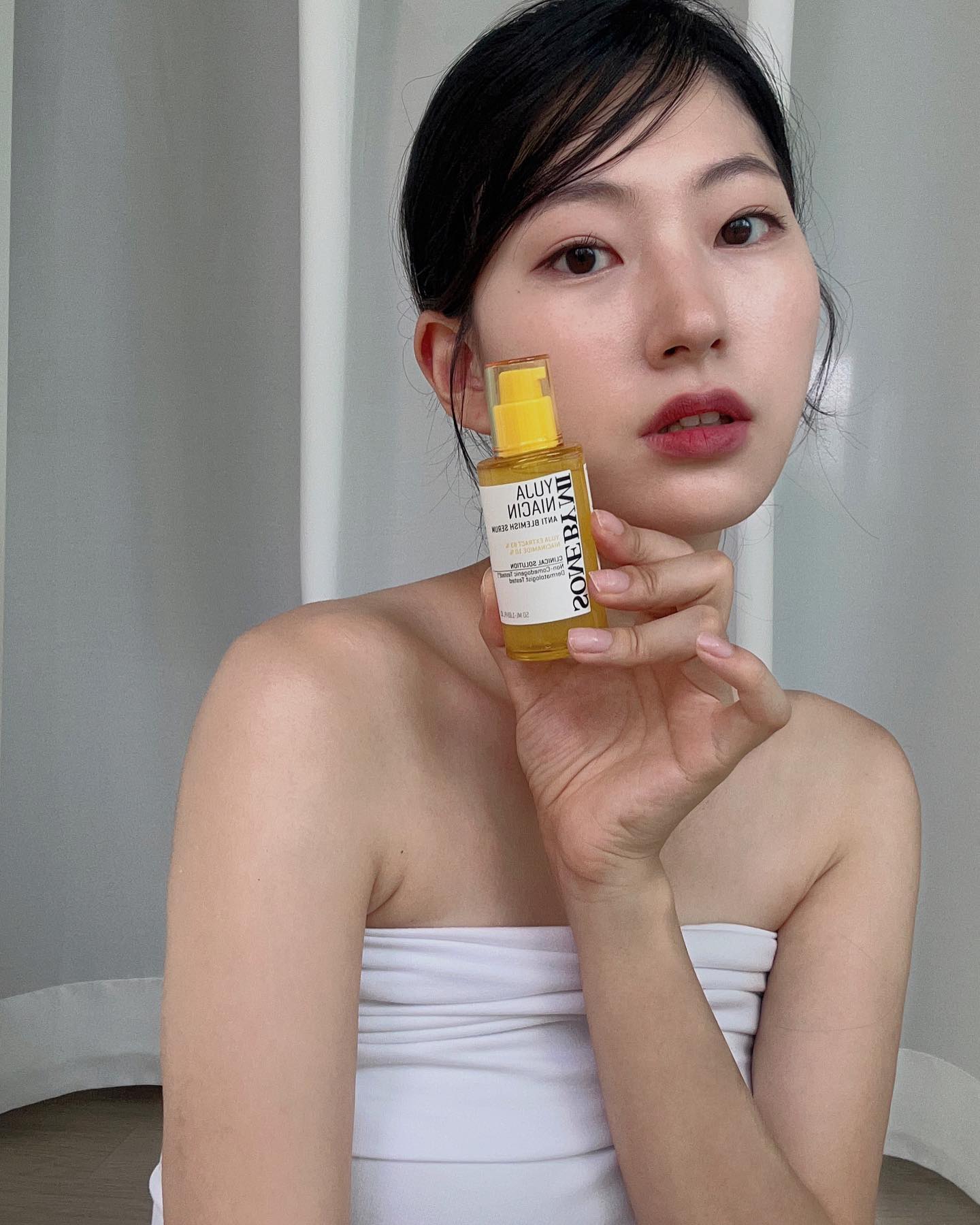 #협찬 

태국을 다녀온 후 심해진 잡티로 고민 중에 만난 #썸바이미 유자 나이아신 안티 블레미쉬 세럼과 크림🍊

이 제품들은 색소침착과 트러블 흔적 완화 인체적용시험 완료라 믿음이 팍팍!

세럼은 나이아신아마이드도 기존 대비 2배 함량인 10% 함유라 잡티랑 트러블 흔적 케어에 효과적이랍니다✨

며칠 사용해봤는데 벌써 잡티가 연해진 느낌쓰😆

자연 유래 유자 추출물을 담아서 그런지 인위적이지 않은 유자향 덕분에 바를 때마다 기분이 너무 좋지뭐람🧡

’비건 인증‘과 ’민감성 피부 저자극 테스트‘까지 완료한 제품이라 순했어요🌿

크림은 아침에는 일반 크림으로, 저녁에는 슬리핑 마스크로 도톰하게 덧발라서 사용했는데 끈적임도 없고 빠르게 흡수되면서 속보습까지 산뜻하게 채워주더라고요🧏🏻‍♀️

세럼과 함깨 사용하면 잡티와 피부톤 개선하는데 시너지가 UP! 한다고 하니, 구매하실 때 같이 GET! 하세요🛍️

#썸바이미 #유자나이아신세럼 #유자나이아신크림 #비건세럼 #잡티세럼 #SOMEBYMI #Brightening #Yujaniacin #yujaniacinserum #yujaniacincream #veganserum #troublemarks #Blemishcare #Clearskin #evenskintone #koreanskincare #niacinamide #niacinamideserum