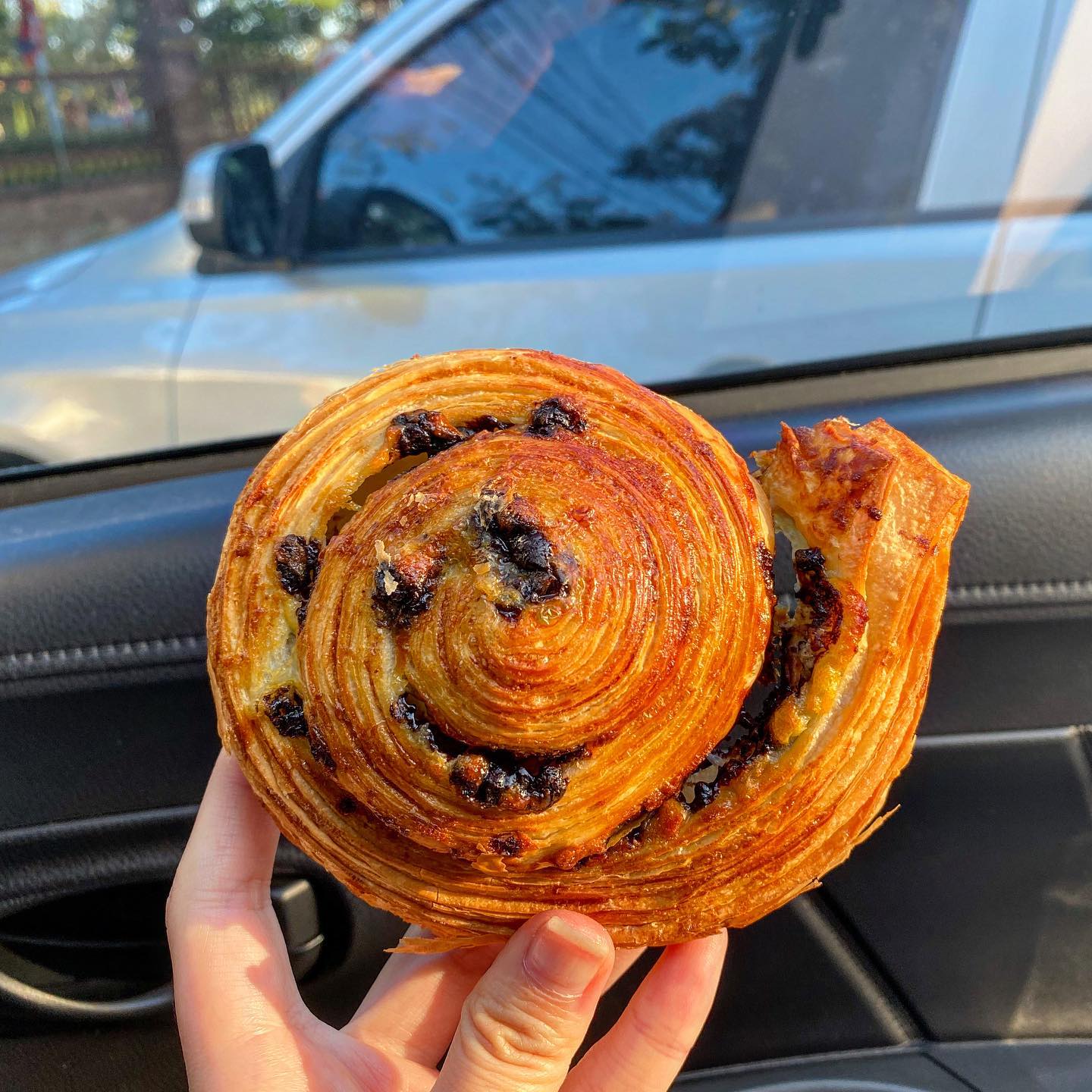 ​ 
치앙마이의 흔한 주말 아침 🥨

빵순이, 빵돌이를 아침 7시쯤 부터
일어나게 만드는 예쁜 숲속마켓 #나나정글

평소에도 나나베이커리에서 빵을 맛 볼 수 있지만
여행객의 흥미를 일으키는 분위기 때문인지
일찍 가도 번호표가 한참 후다,,, 🫢

하지만 주변 마켓 구경하다보면 시간이 훅!

✨ 빵은 (울 가족 입맛에는) 뺑오쇼콜라,
크로아상 종류가 가장 맛있었으니 추천 💗

참고로, 울 엄빠는 뺑오쇼콜라 한번에 3개 푸파함