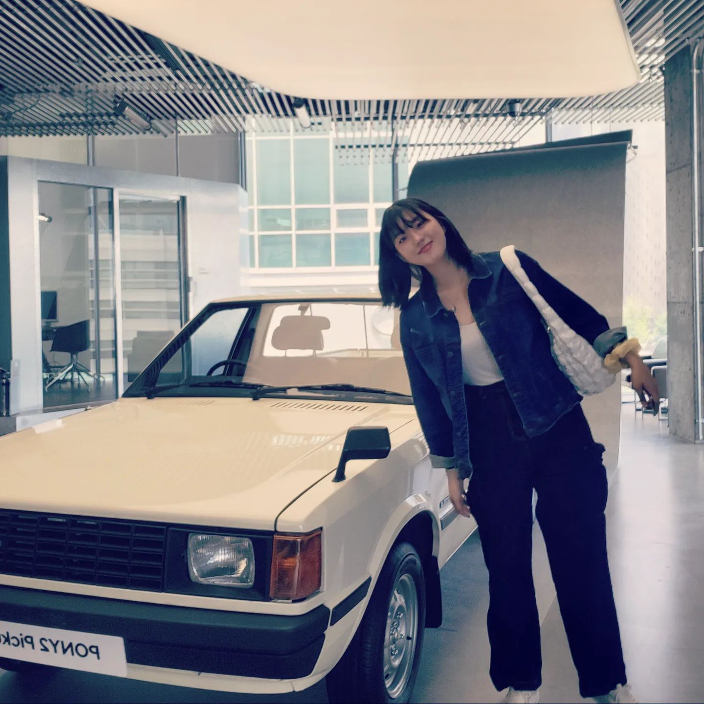 🚗지금이 2023인지 1970인지😵‍💫💙

오랜만에 엄마랑 서울 나들이 데이트..💓👭🏻
어째서 나보다 엄마가 신난거지..!?!😉

엄마랑 외삼촌은 예전에 포니 돌아다니는 거 보고 외제차인줄 알았단다..! 빤짝빤짝 광도 나고 형형색색 이뻐서!!🔴🟢🔵⚪️
나도 그렇게 생각했을거야...
진짜 포니 말도안되게 예쁘더라 얘두라..?

터미널에서 버스타고 시간 얼마 안걸리니까!
너희도 혹시나 서울 왔을때 시간좀 남거나 하면 들러봐!😚💕

#포니의시간
#현대모터스튜디오서울